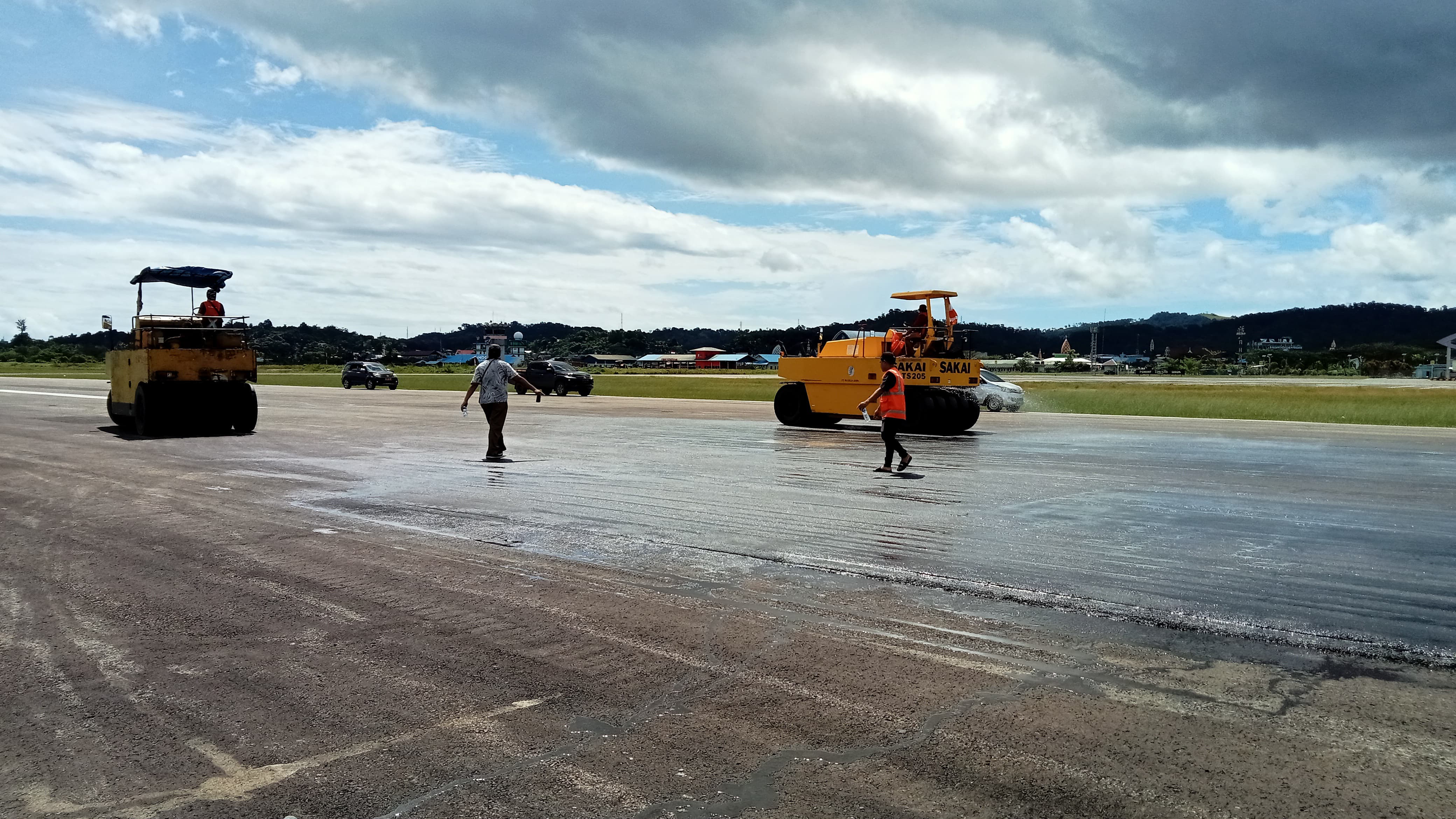 Gambar Artikel Bandara DEO Alami Kerusakan Runway, Operasional Sempat Ditunda, dan Langkah Perbaikan telah Dilakukan