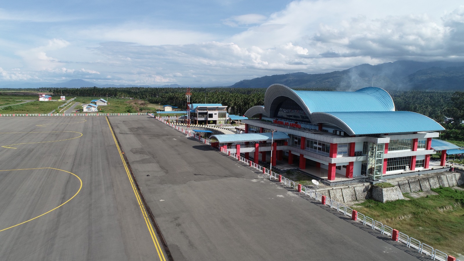 Foto Bandara Tampak Samping Terminal Penumpang