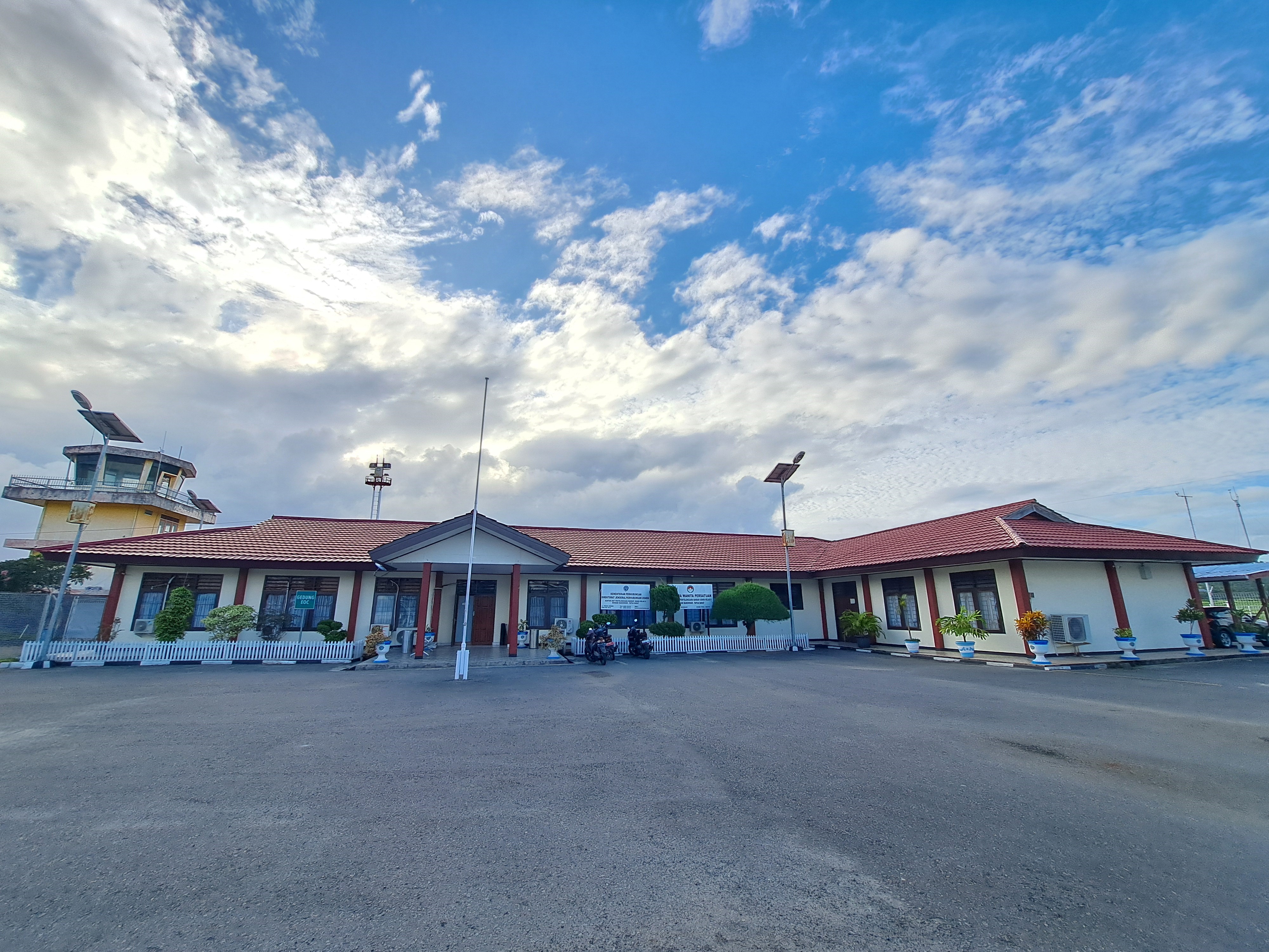 Foto Bandara Gedung Administrasi Tampak Depan