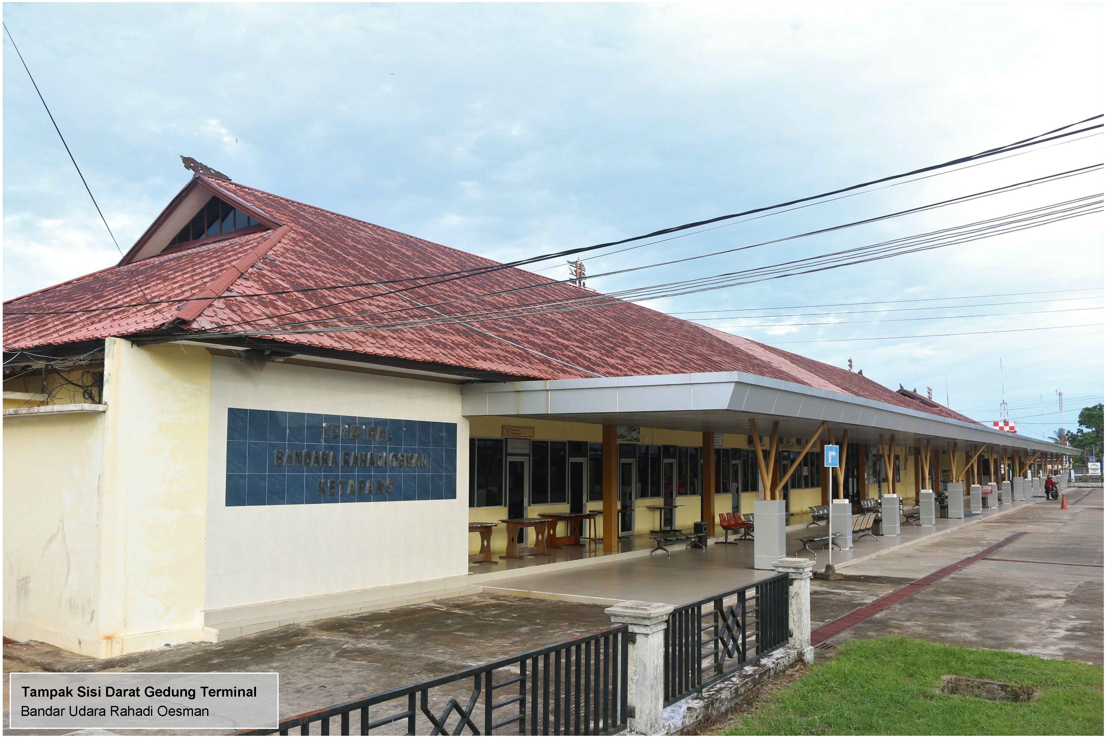 Foto Bandara Tampak sisi darat gedung terminal