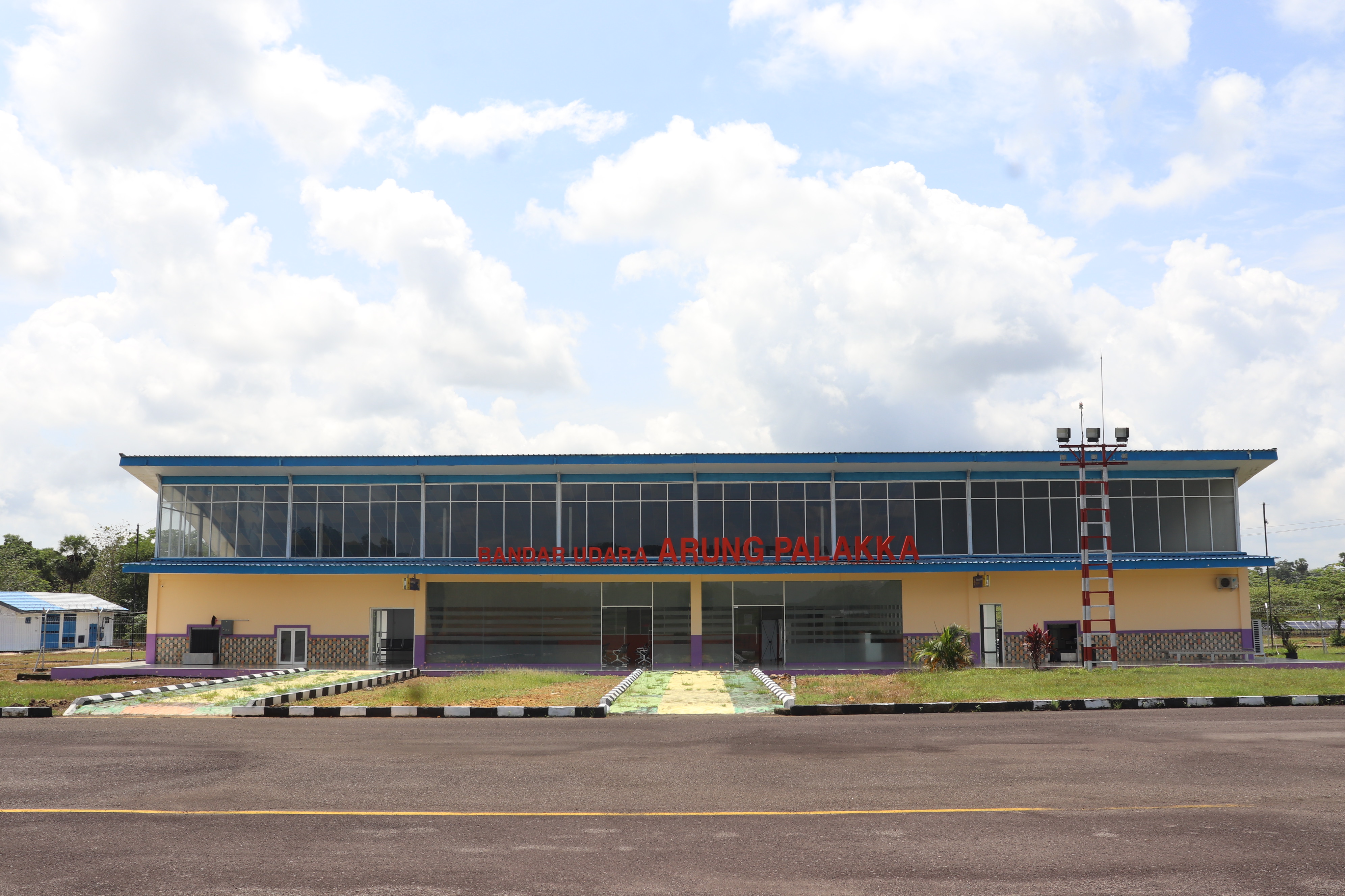 Foto Bandara TERMINAL PENUMPANG (TAMPAK SISI UDARA)
