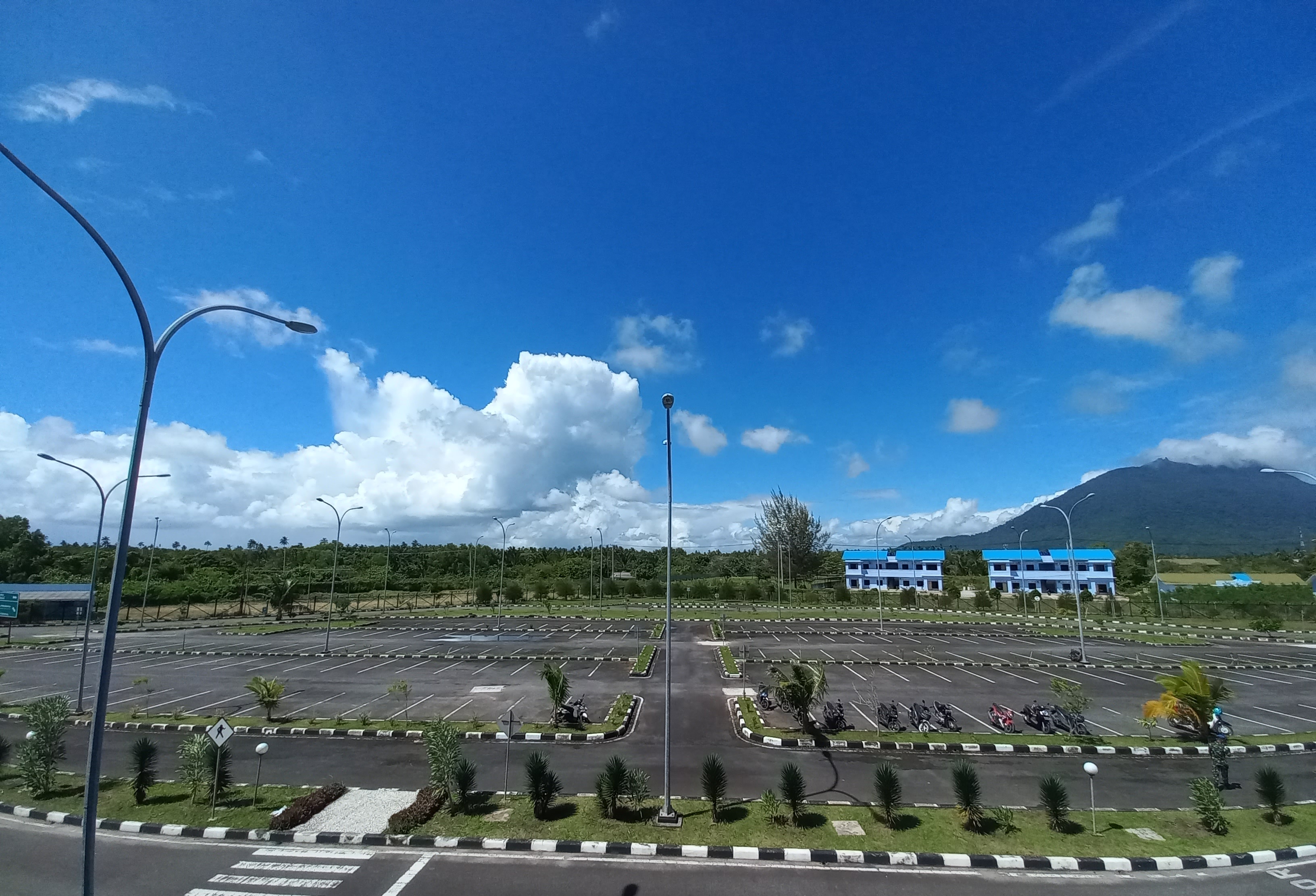 Foto Bandara Area Parkir Kendaraan