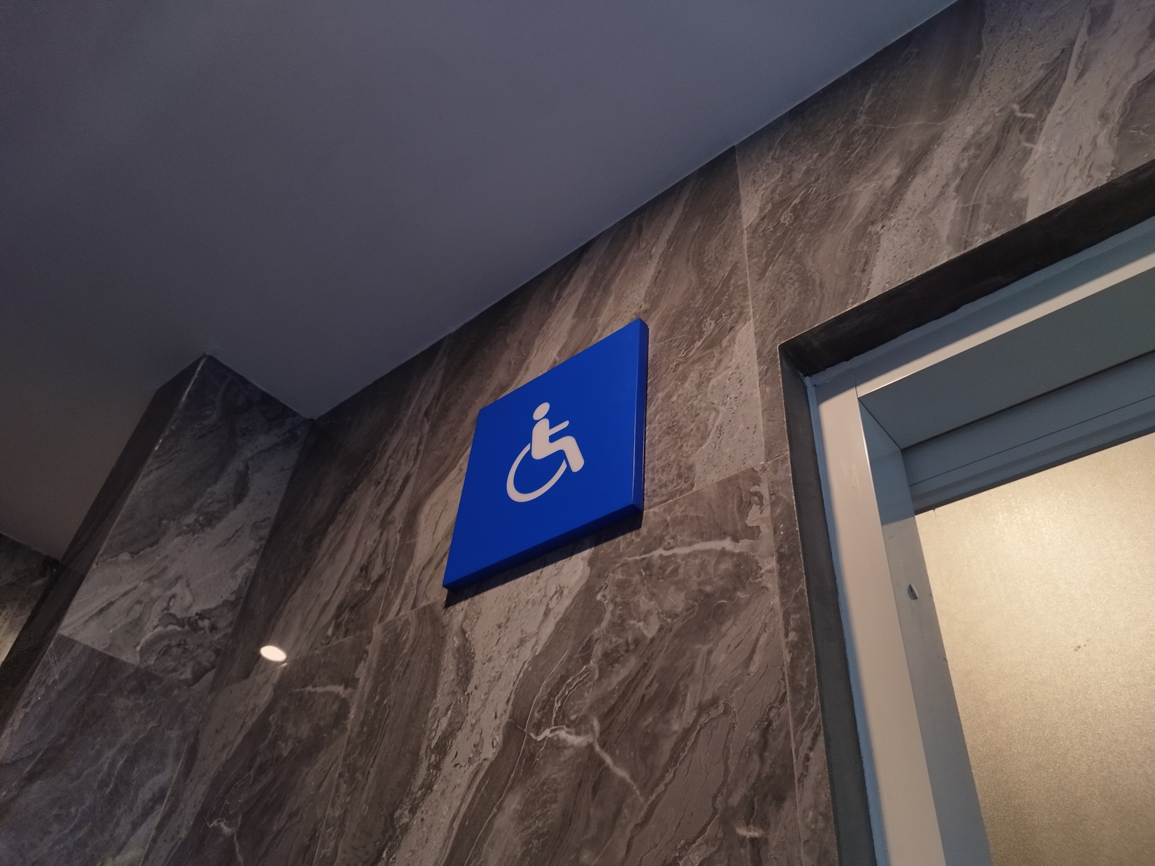 Foto Bandara Toilet Untuk Penyandang Disabilitas
