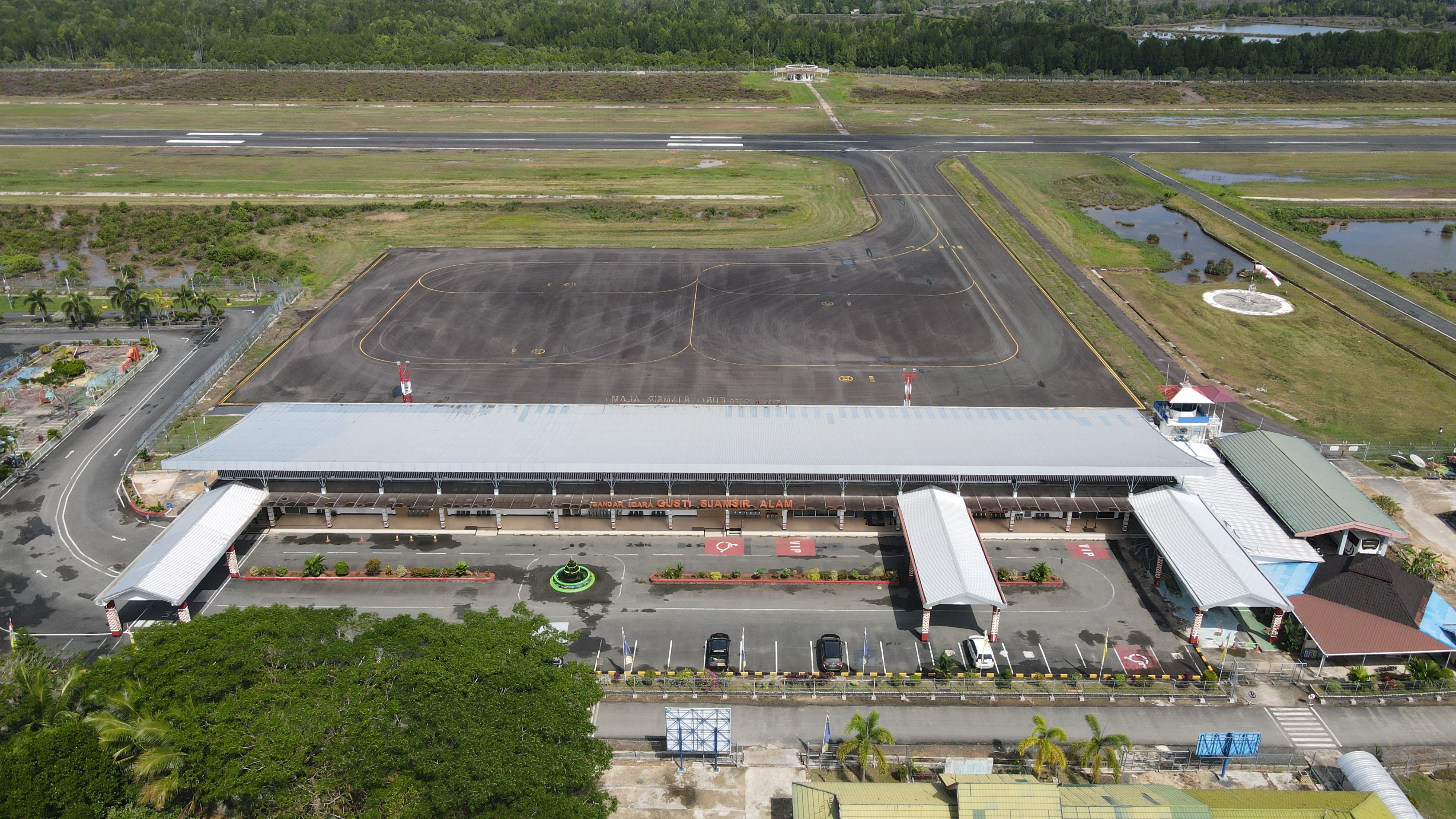 Foto Bandara Gedung Terminal UPBU Gusti Sjamsir Alam (Tampak Depan dan Atas)