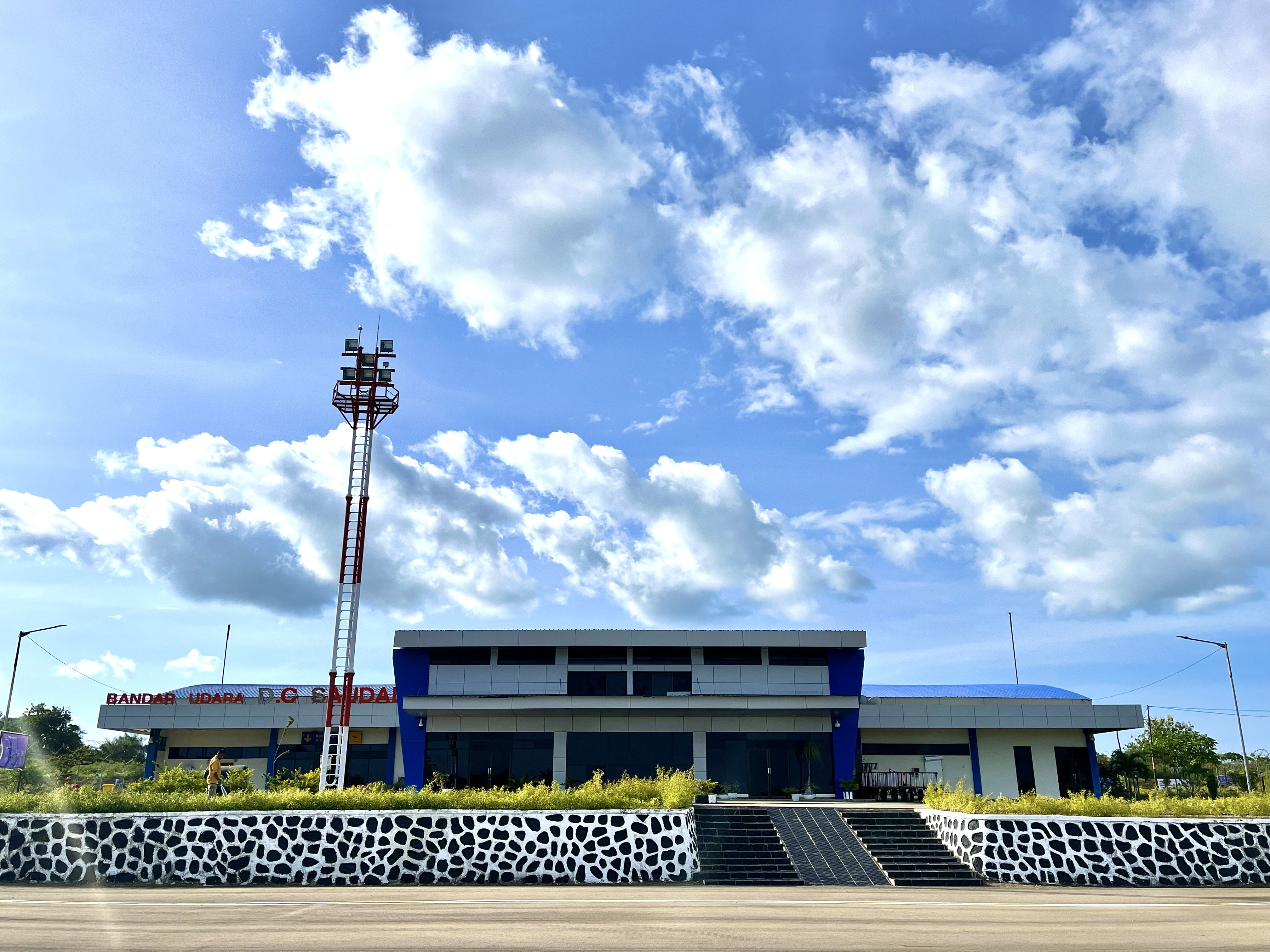 Foto Bandara TAMPAK BELAKANG TERMINAL