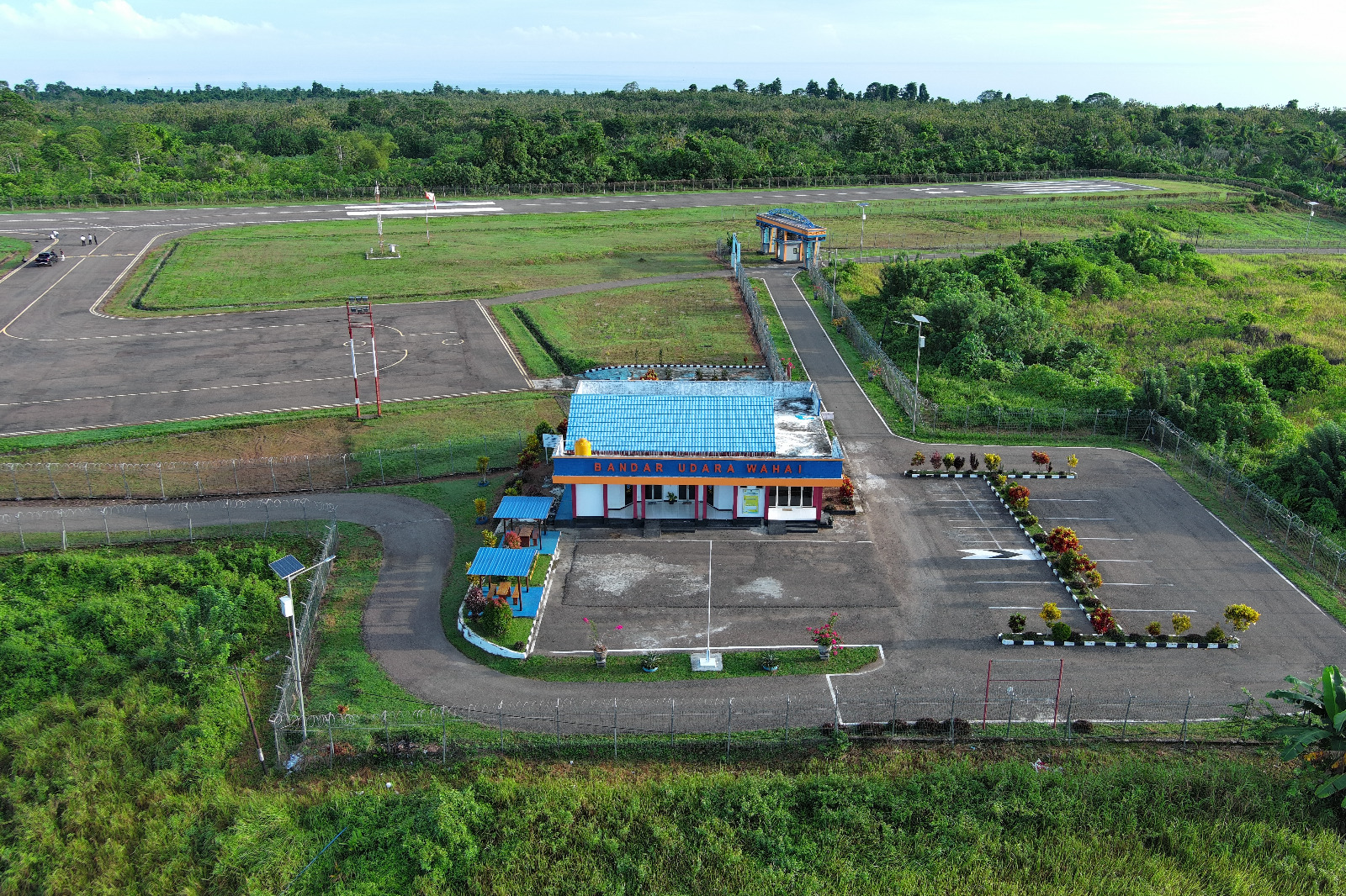 Foto Bandara Area Terminal dan Halaman Parkir