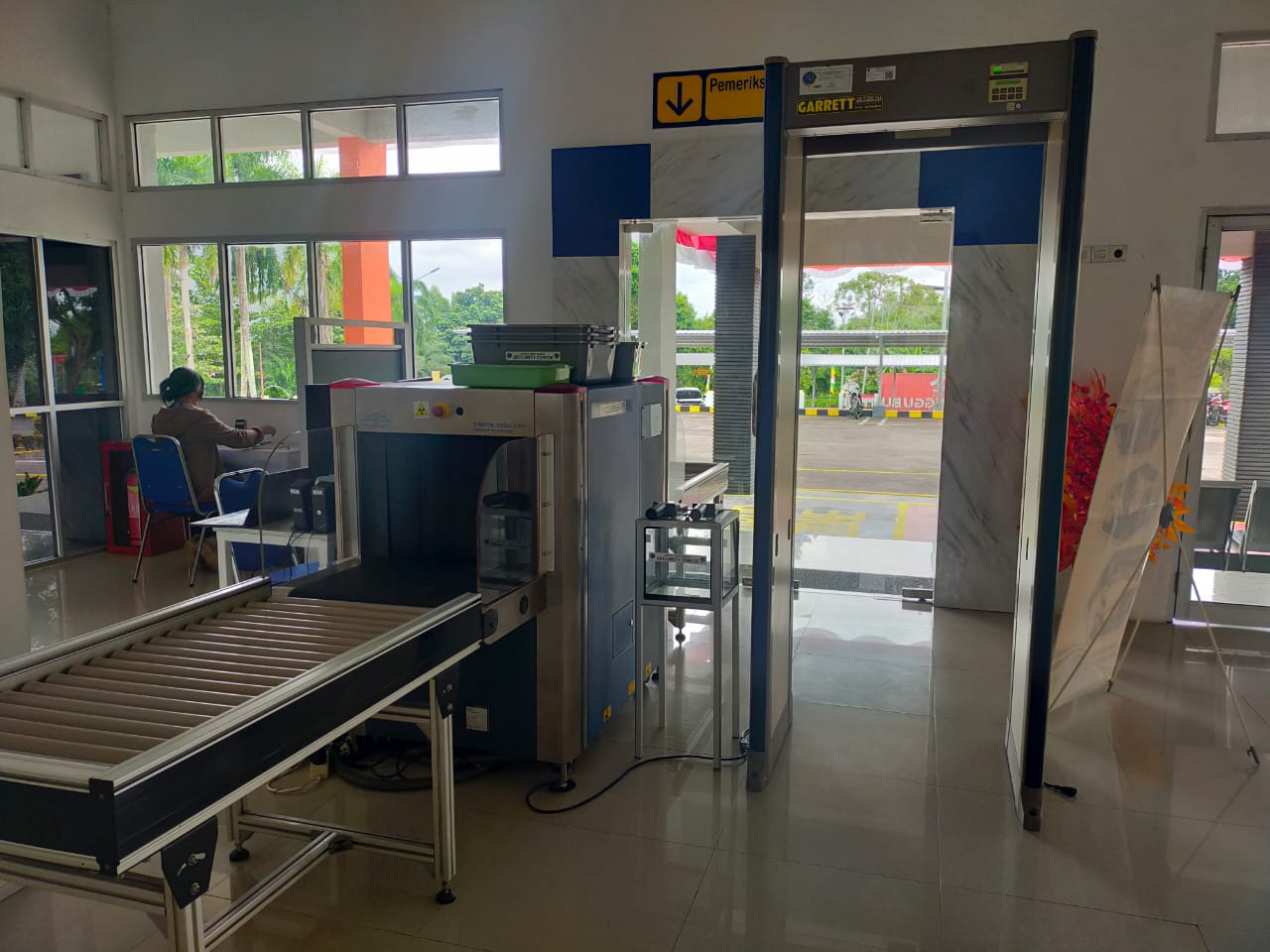 Foto Bandara Area pemeriksaan penumpang & barang bawaan (X-Ray & WTMD)