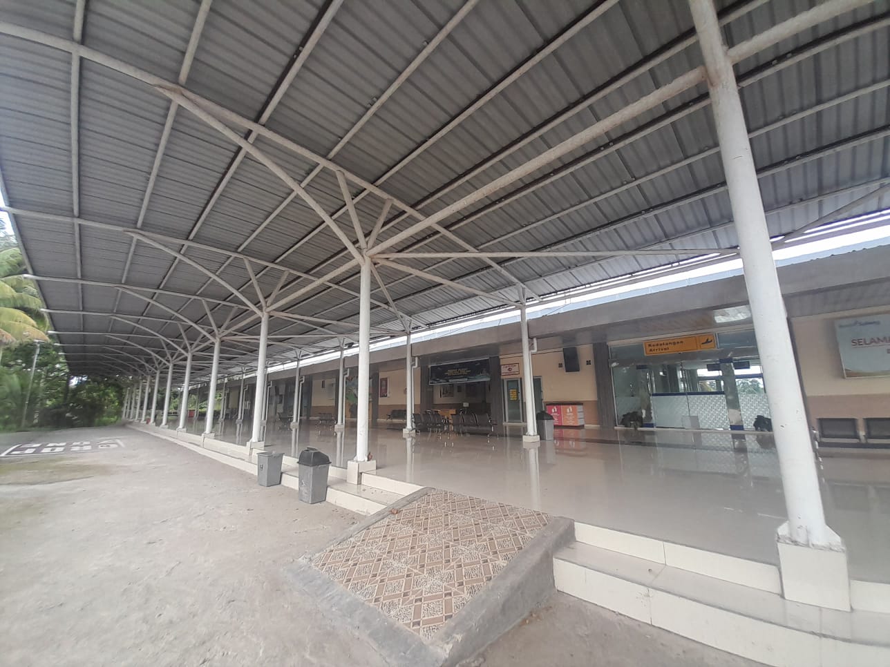 Foto Bandara Terminal curbside
