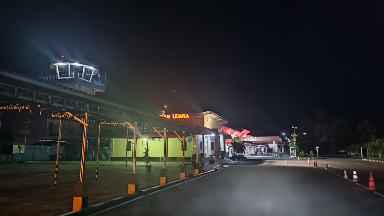 Foto Bandara kondisi terminal malam hari