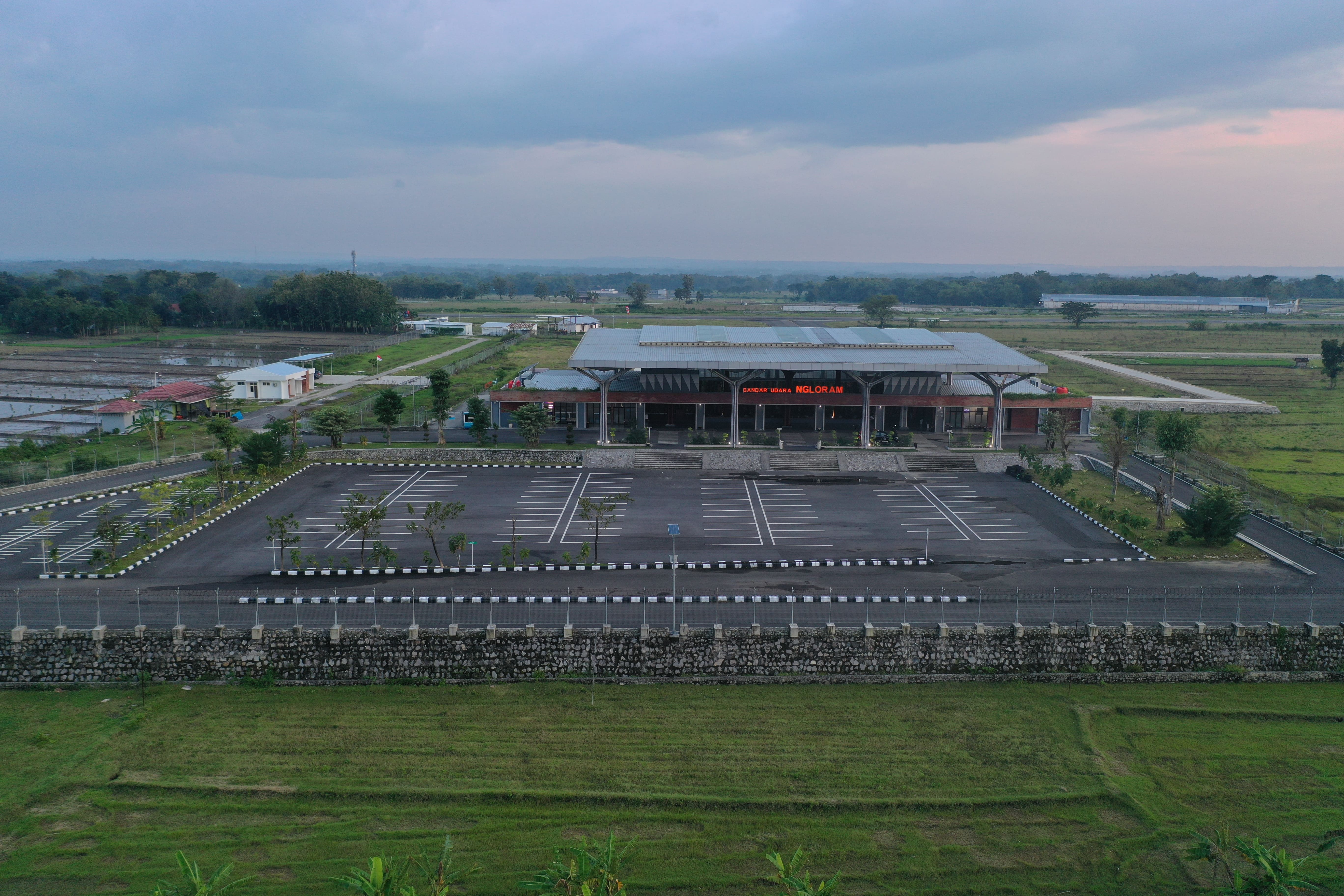 Foto Bandara PARKIRAN BANDARA NGLORAM