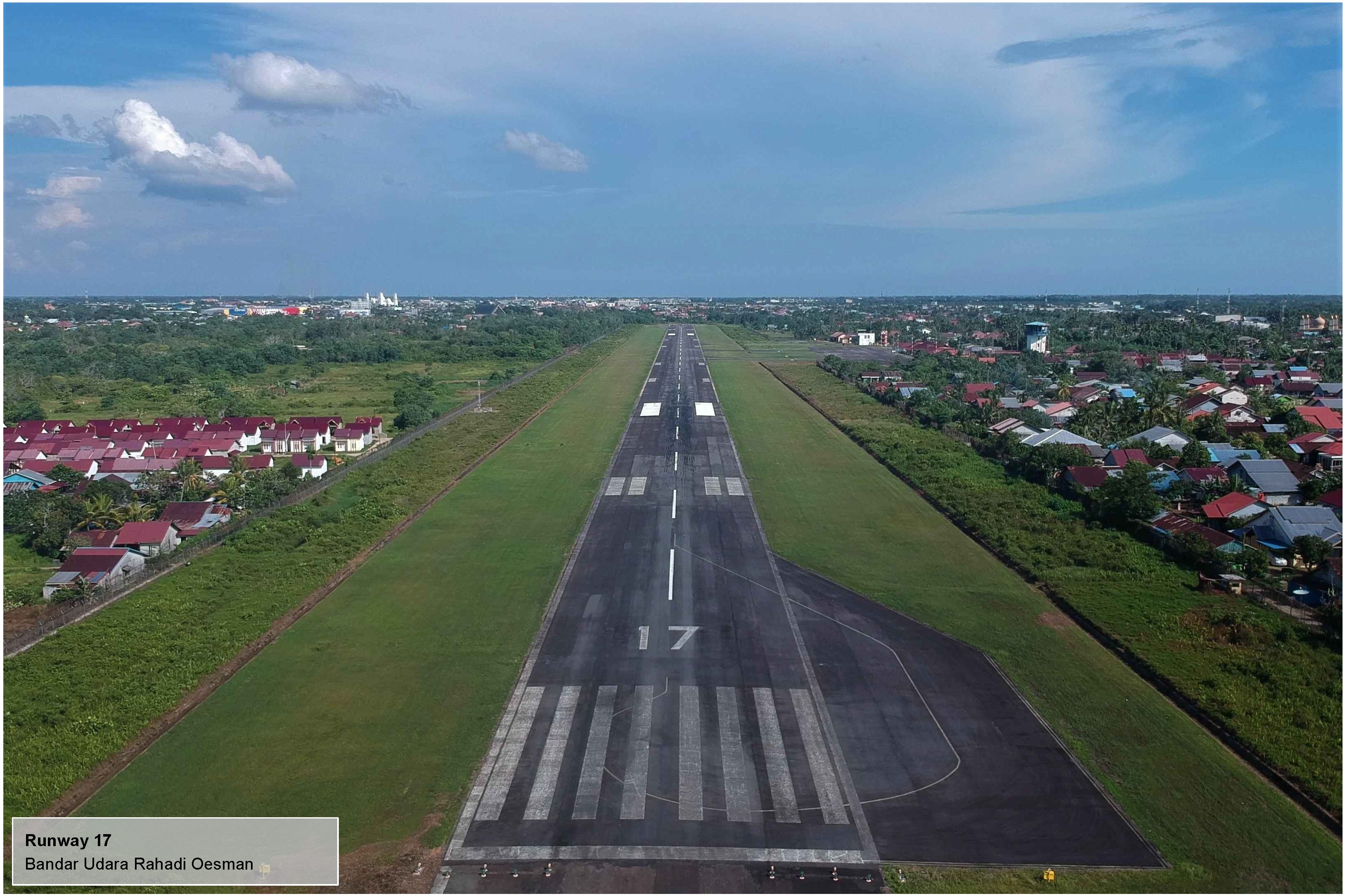 Foto Bandara Tampak atas runway 17