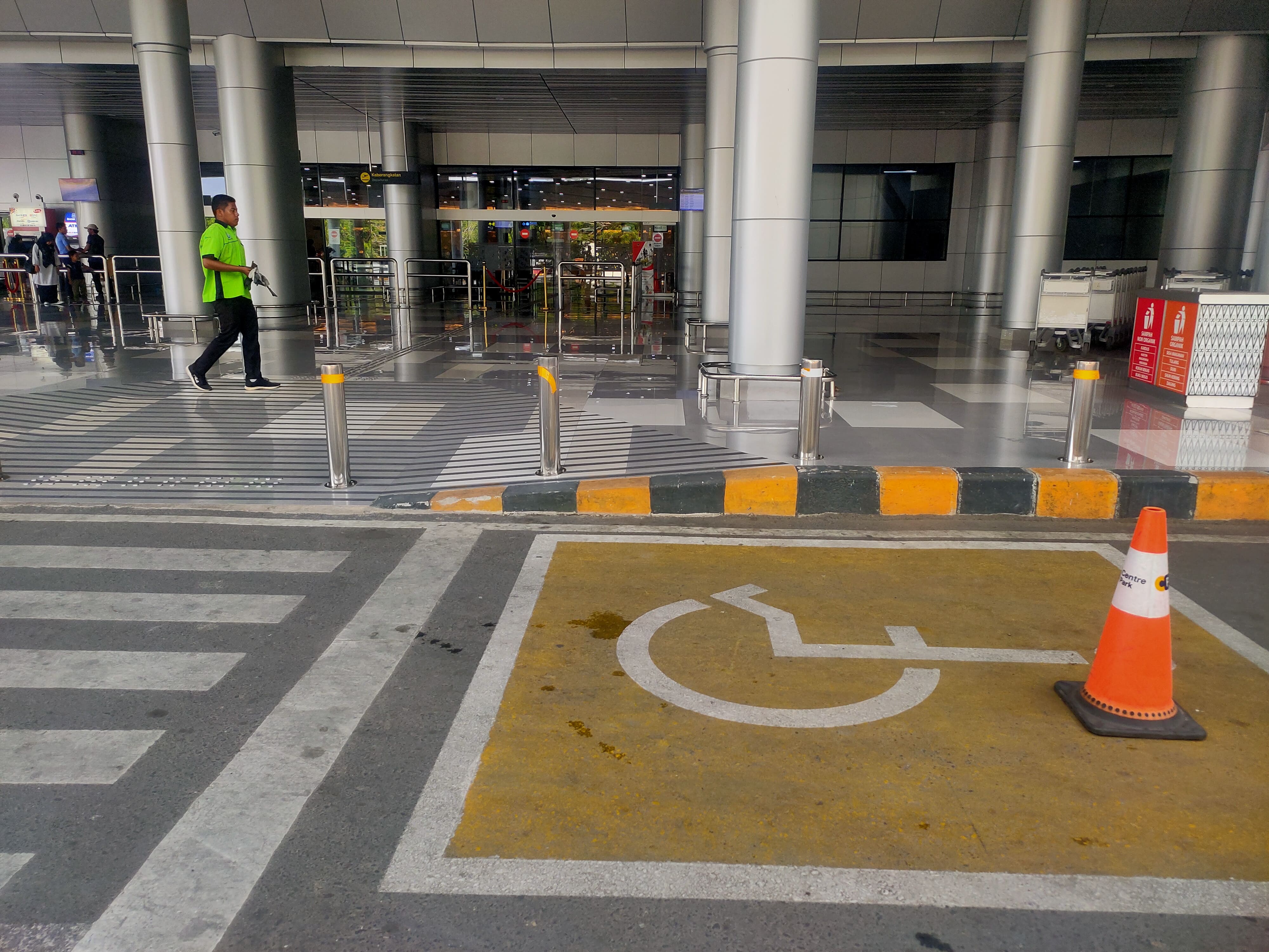 Foto Bandara Drop Off Disabilitas