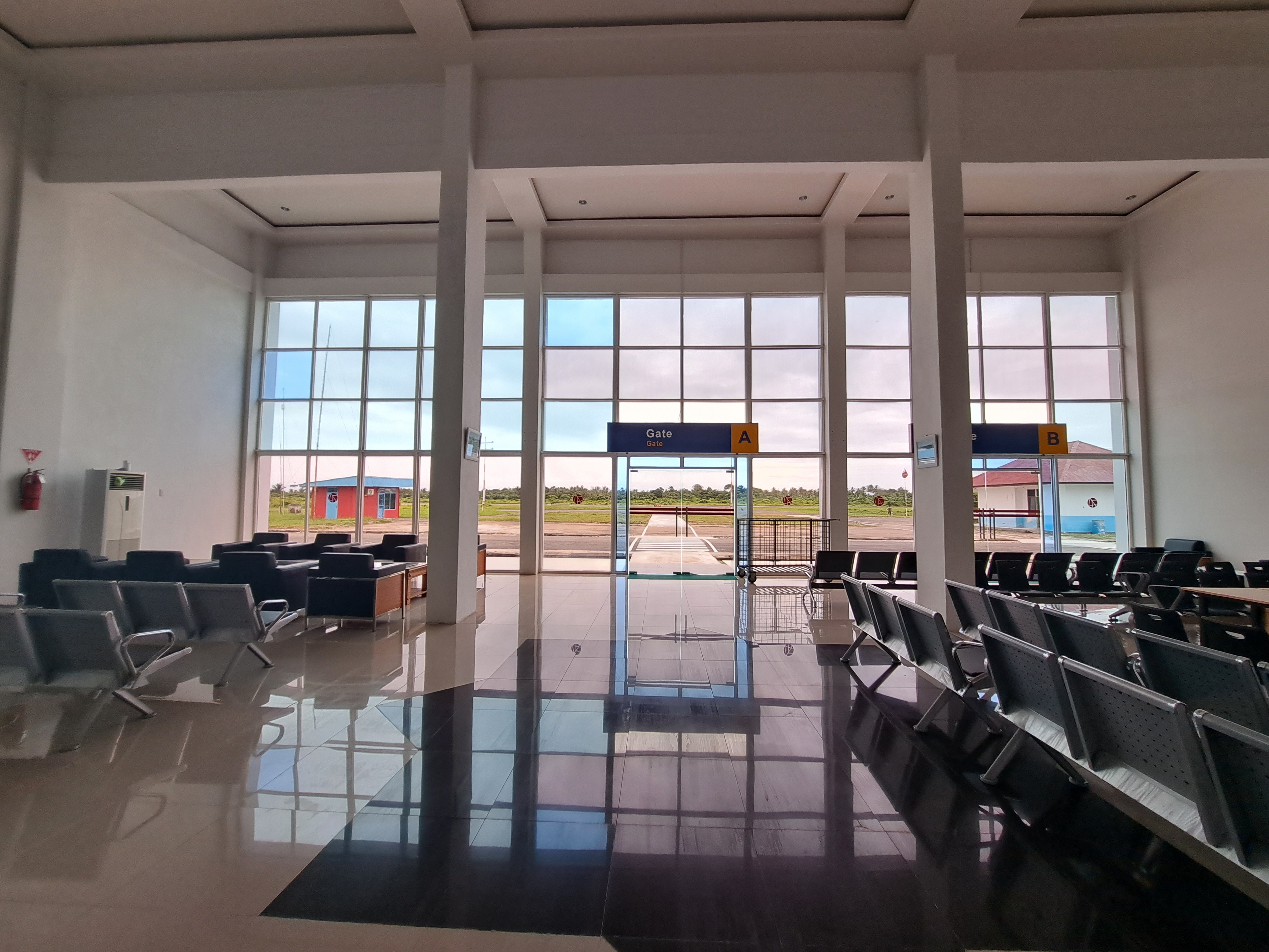 Foto Bandara RUANG TUNGGU KEBERANGKATAN