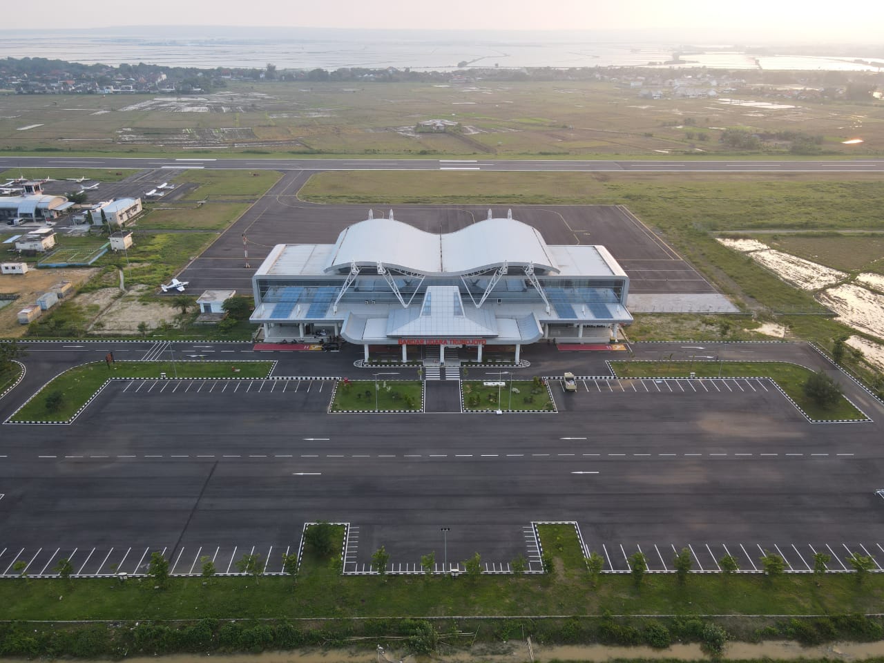 Foto Bandara Foto Udara Tampak Sisi Darat dan Sisi Udara