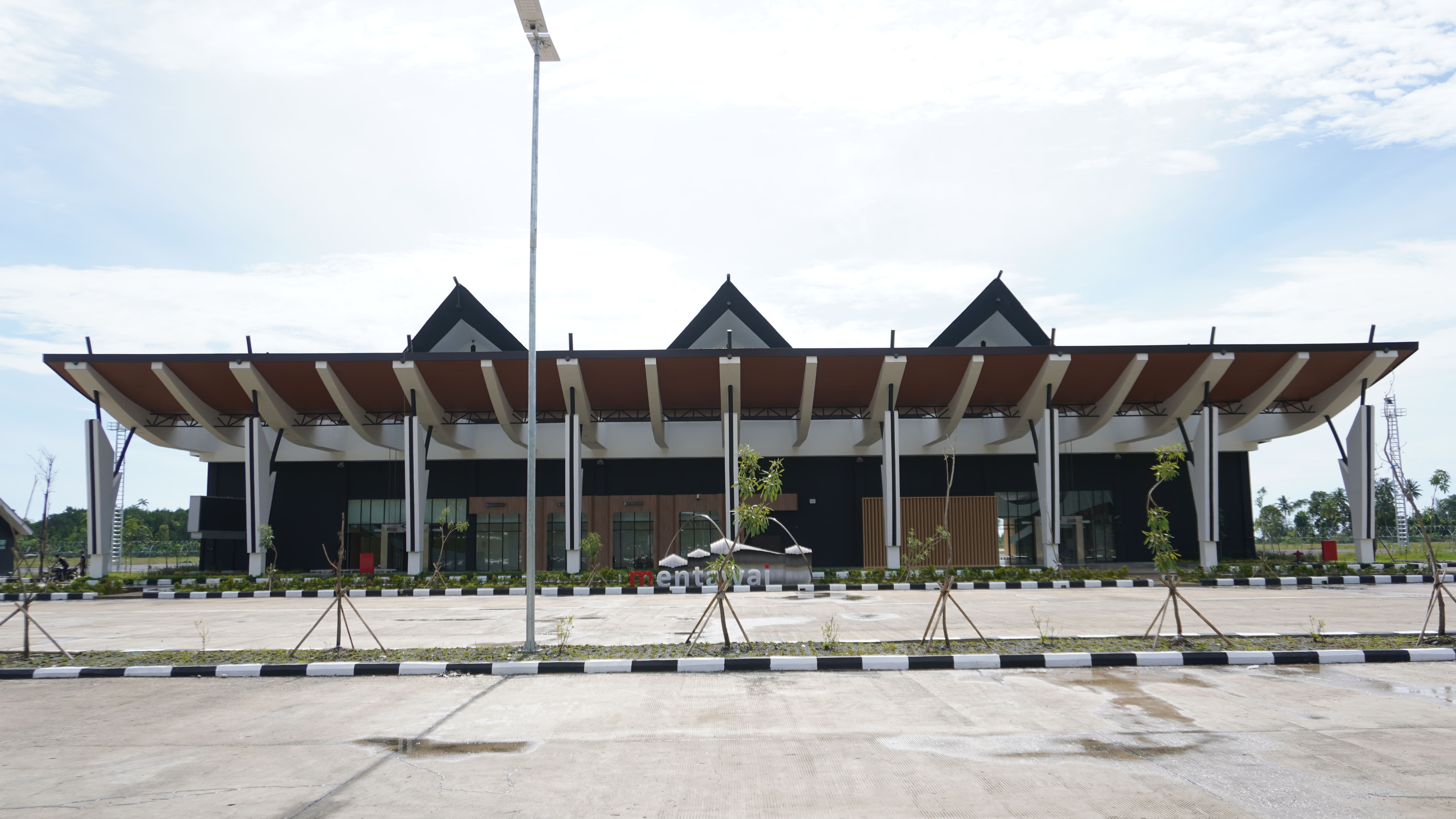Foto Bandara Tampak Depan Gedung Terminal
