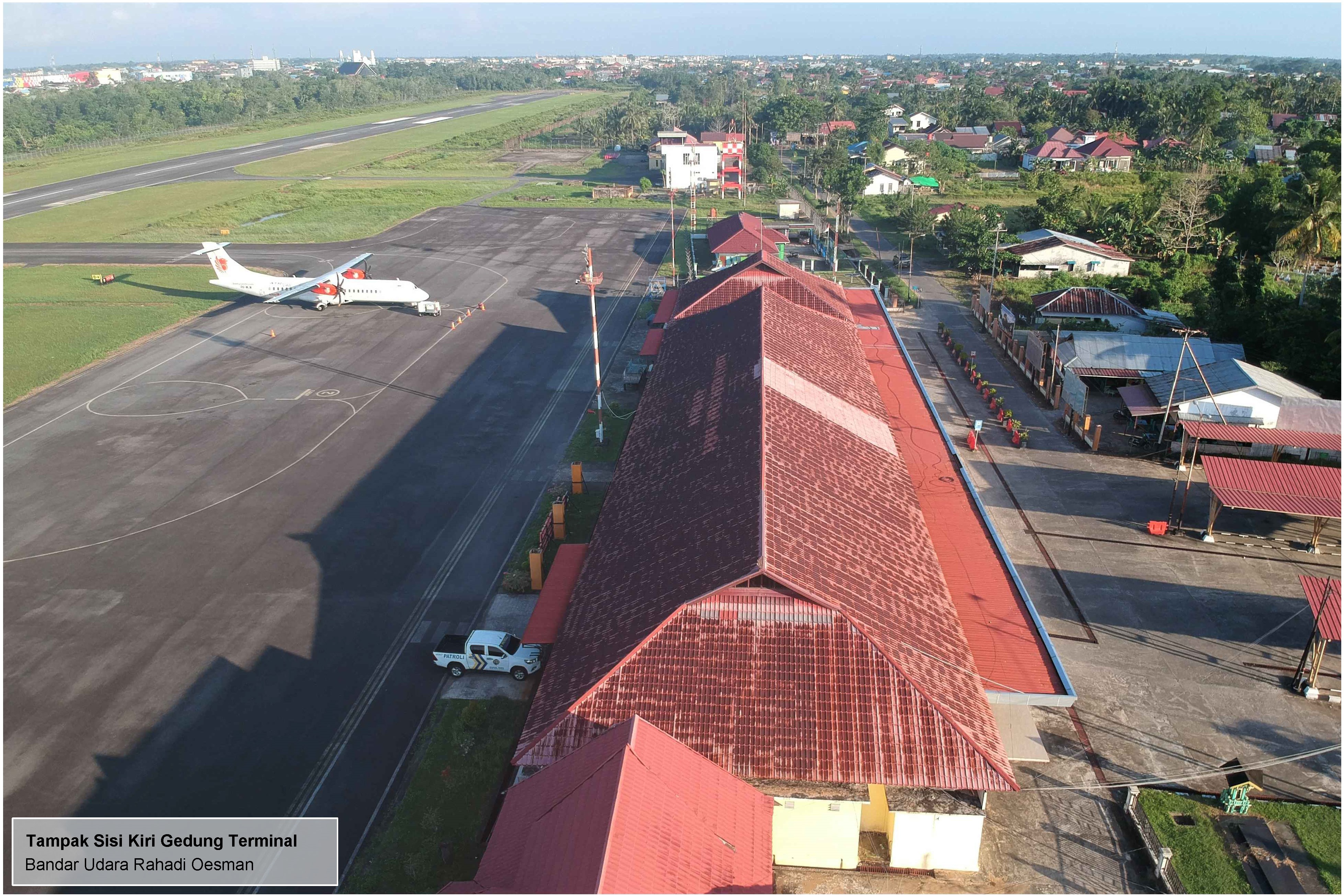 Foto Bandara Tampak sisi kiri gedung terminal
