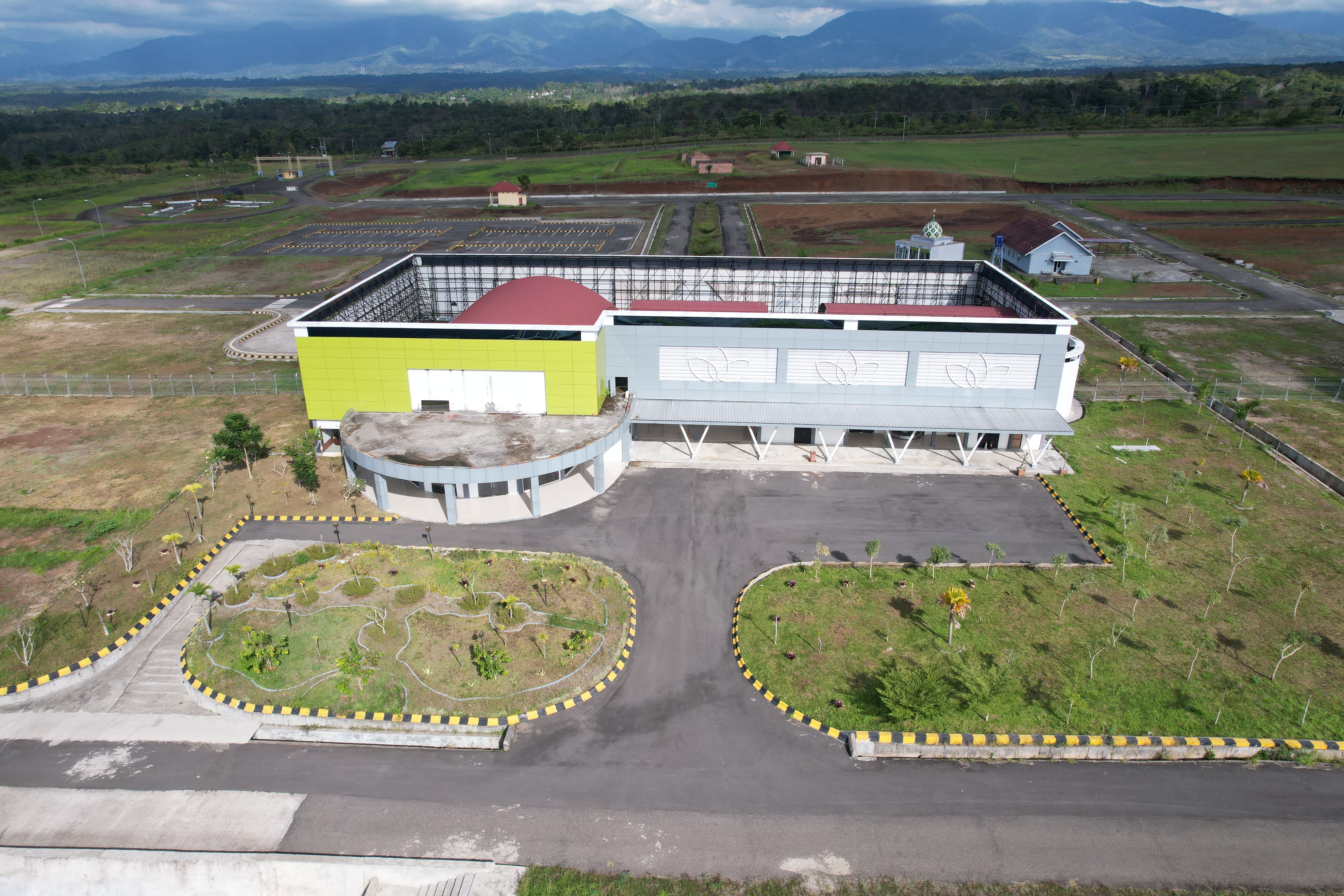 Foto Bandara FOTO TERMINAL TAMPAK BELAKANG (SISI UDARA)