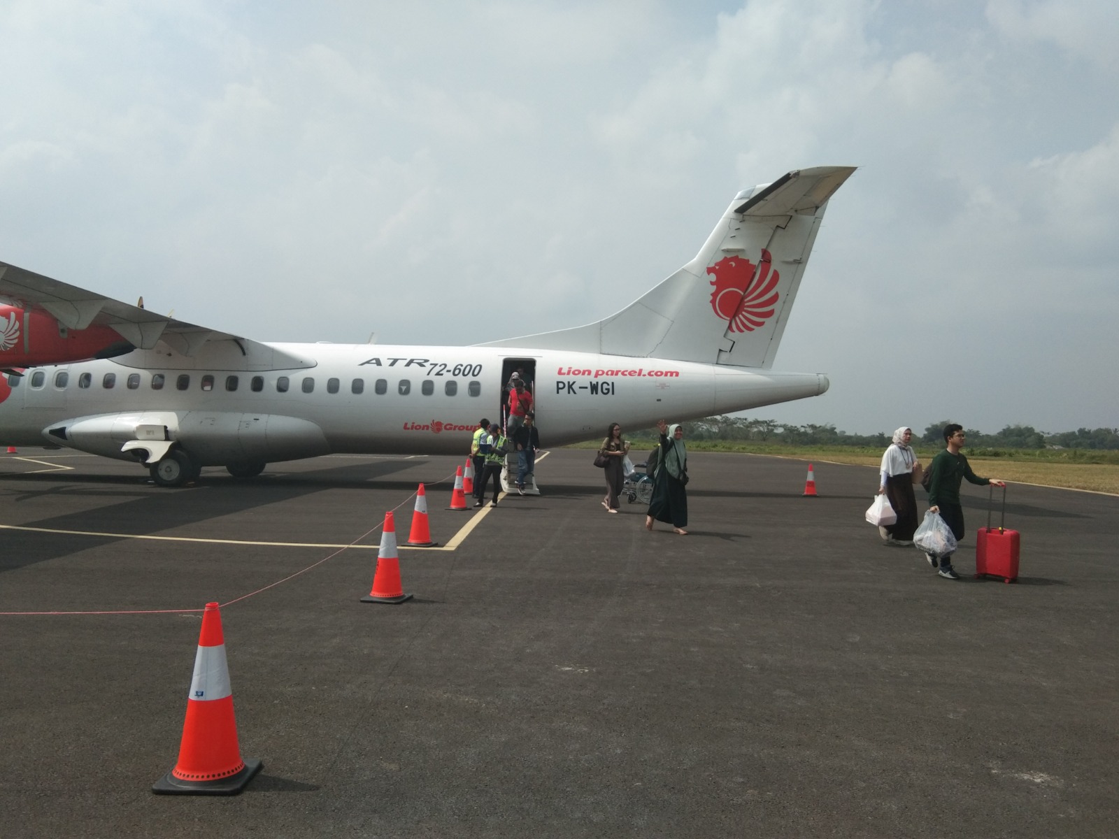 Foto Bandara Lion air menurunkan penumpang