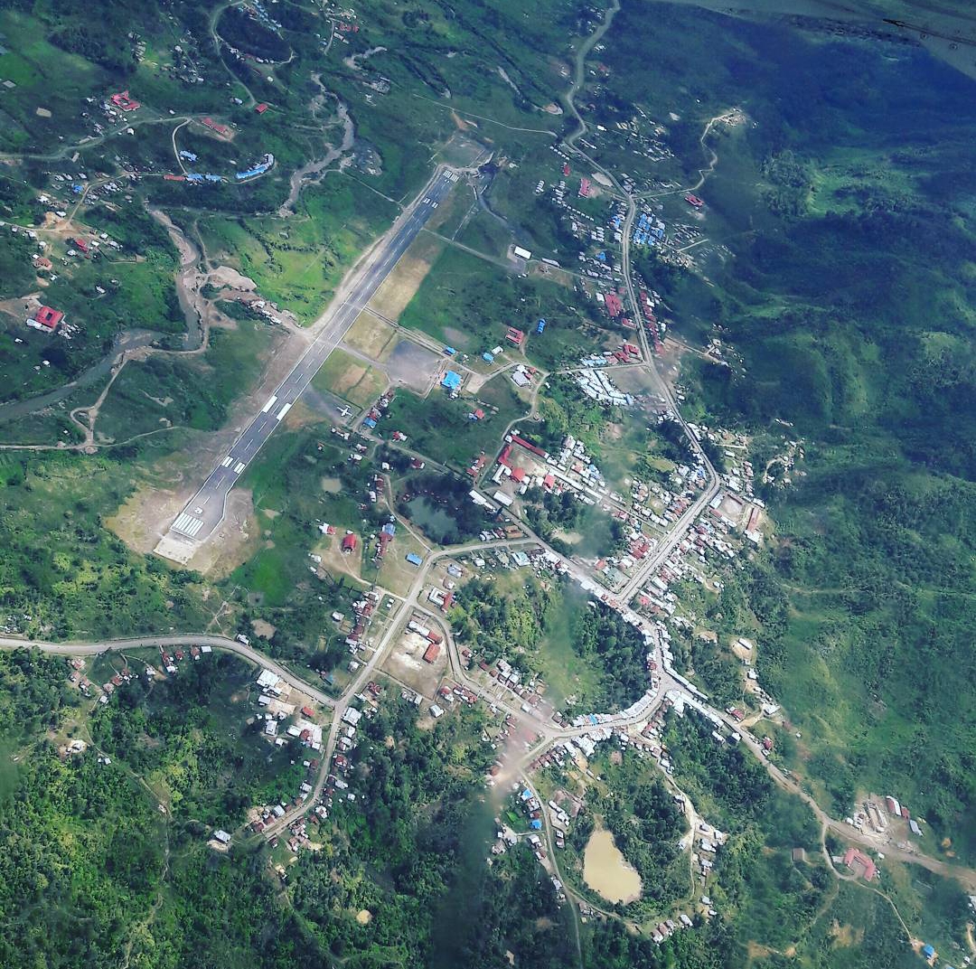 Gambar Peta Bandara Lokasi Bandar Udara Oksibil berada di Kecamatan Kabiding, Kabupaten Oksibil, Provinsi Papua dengan koordinat geografis 140°05’00’’ – 141°00’00’’ Bujur Timur dan 3°04’00’’ – 5°20’00’’ Lintang Selatan