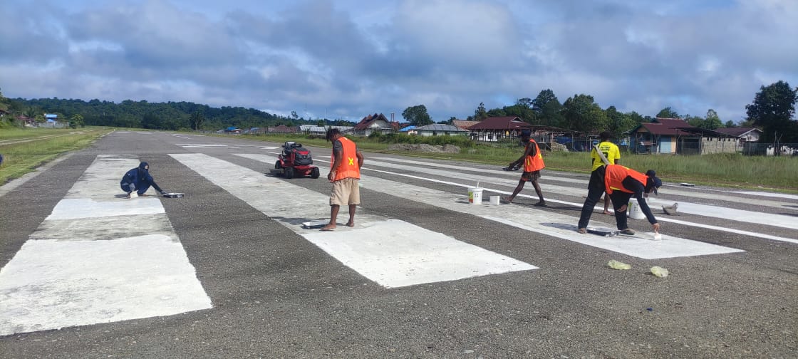 Foto Bandara pengecatan runway strip 2