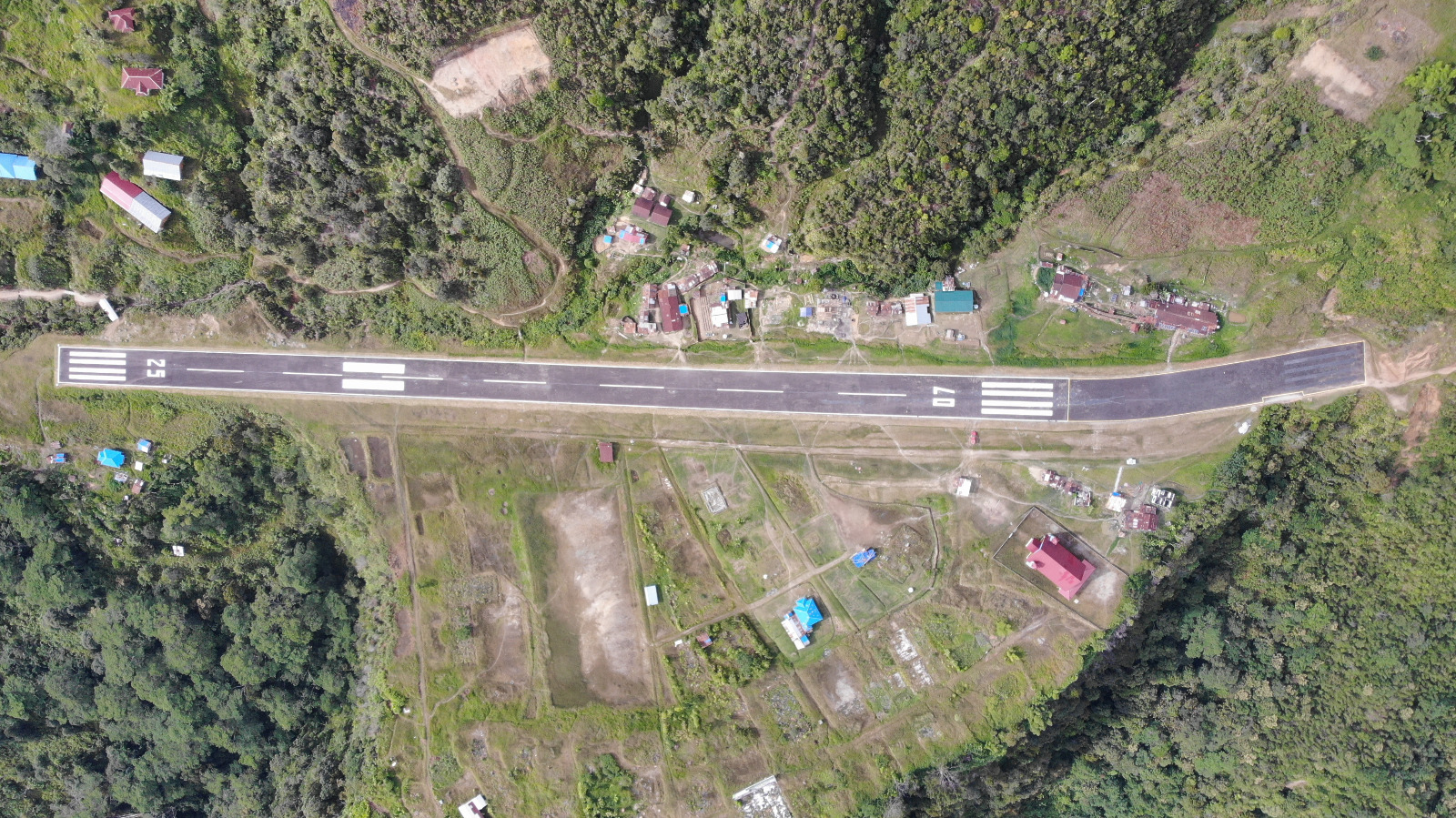 Foto Bandara Runway