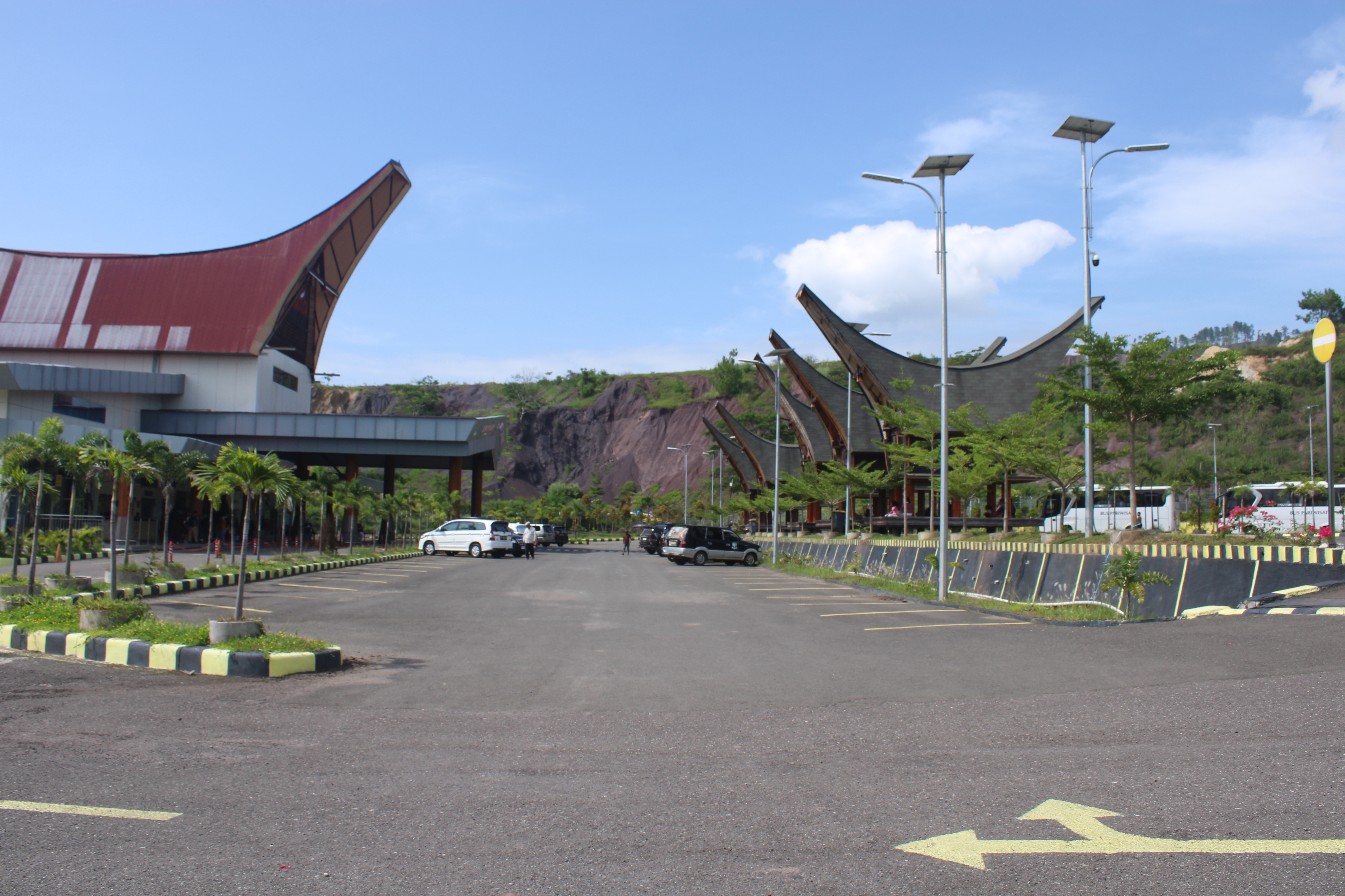 Foto Bandara Wilayah parkiran kendaraan di area terminal Bandar Udara Toraja