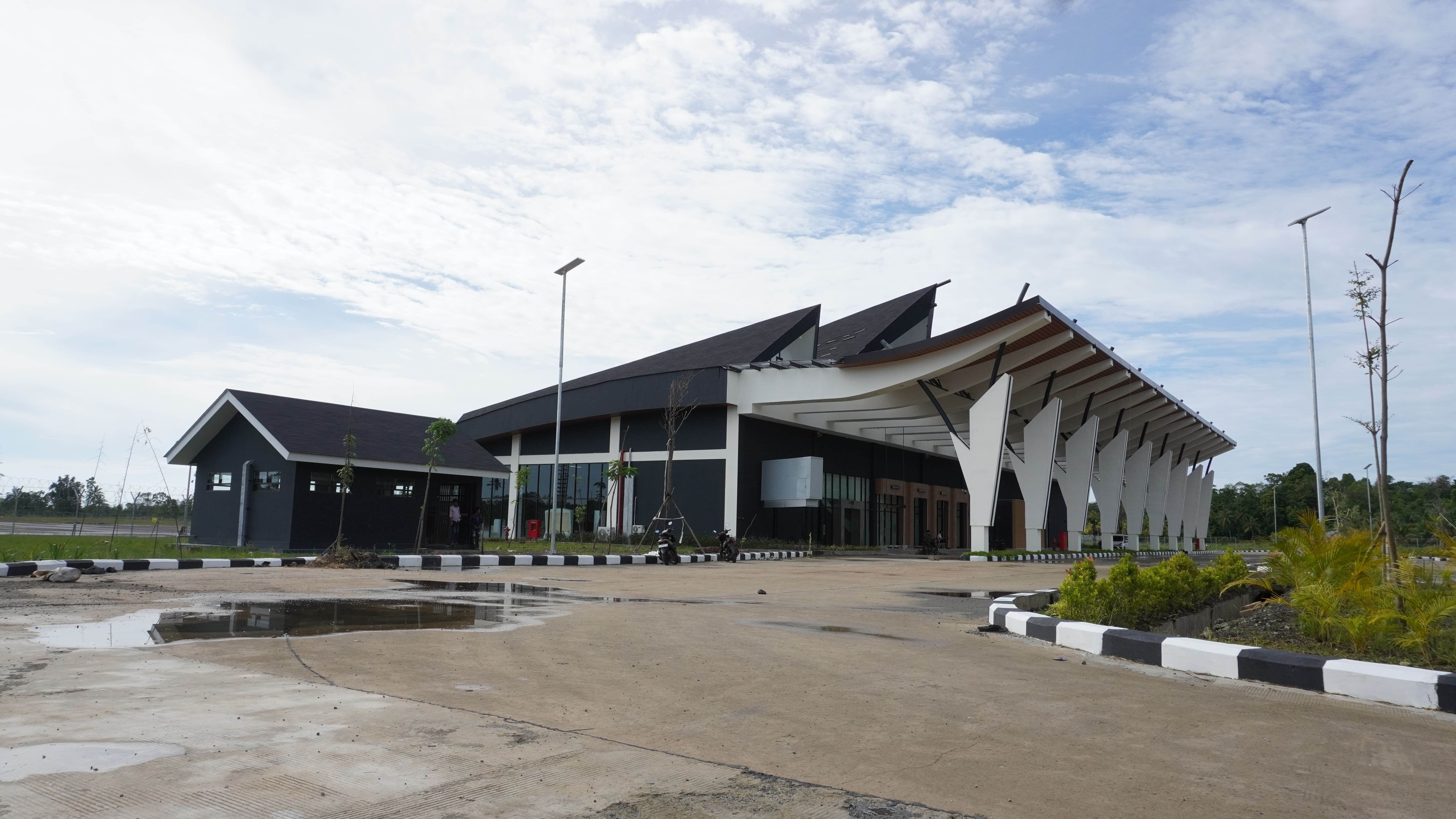 Foto Bandara Tampak Kanan Gedung Terminal