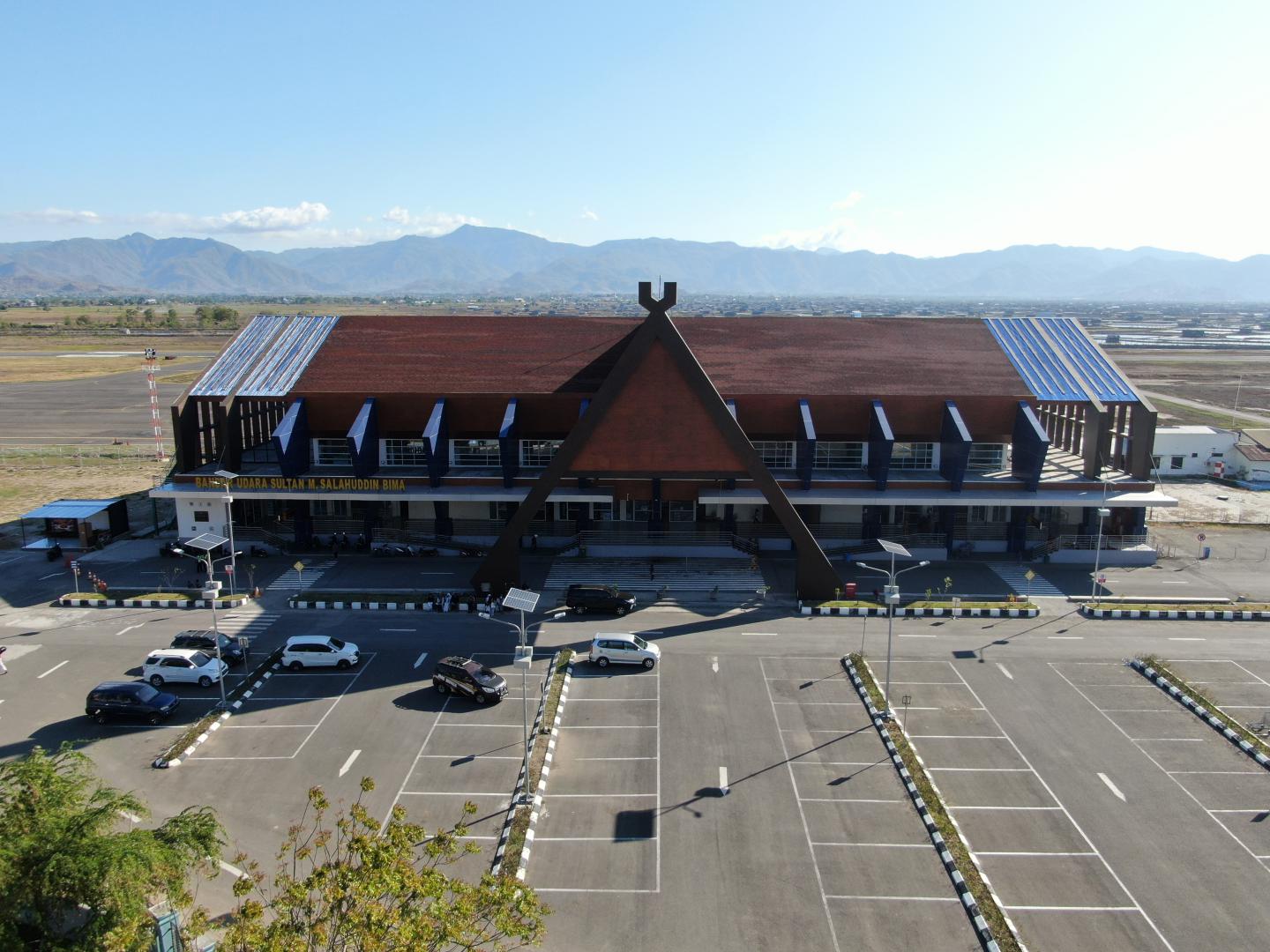 Foto Bandara Gedung Terminal Penumpang Bandar Udara Sultan Muhammad Salahuddin Bima