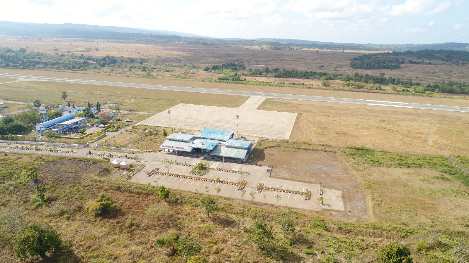 Foto Bandara TAMPAK ATAS TERMINAL BANDAR UDARA DAN GEDUNG PERKANTORAN