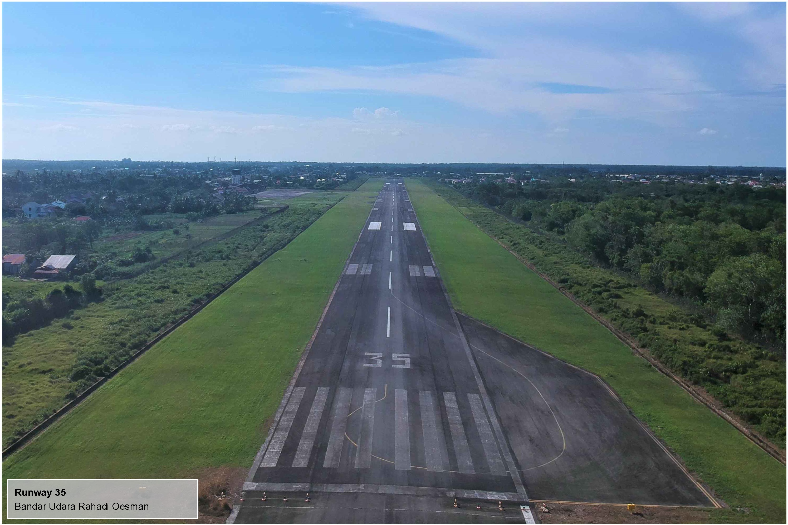 Foto Bandara Tampak atas runway 35