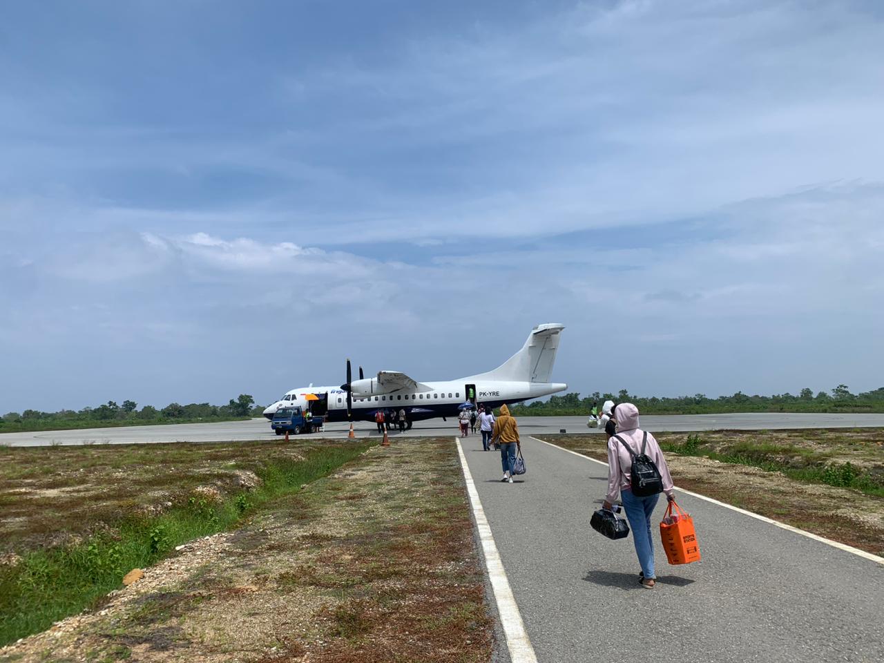 Foto Bandara Jalan Akses Penumpang berangkat Menuju Apron