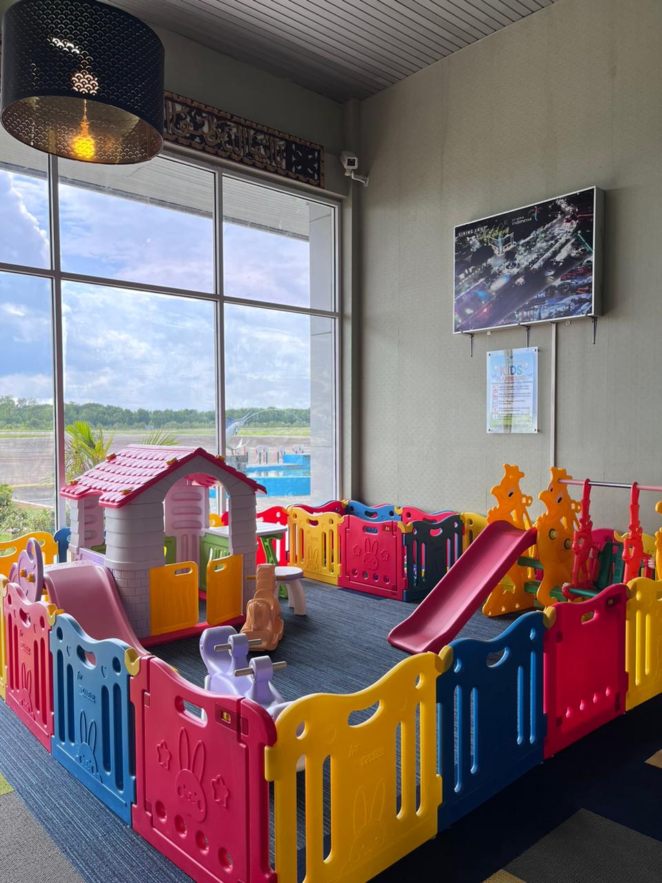 Foto Bandara Taman Bermain Anak - Anak di Ruang Tunggu Terminal Keberangkatan UPBU Gusti Sjamsir Alam