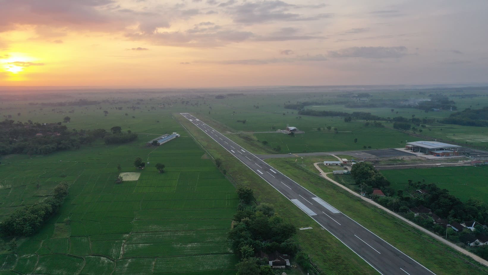 Foto Bandara RUNWAY BANDARA NGLORAM