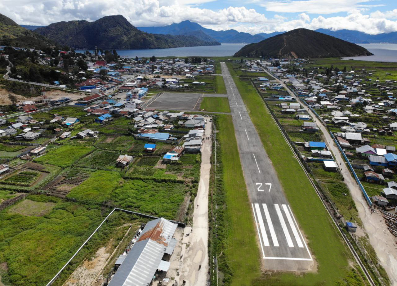 Foto Bandara Foto Bandara Enarotali dari atas Runway 27