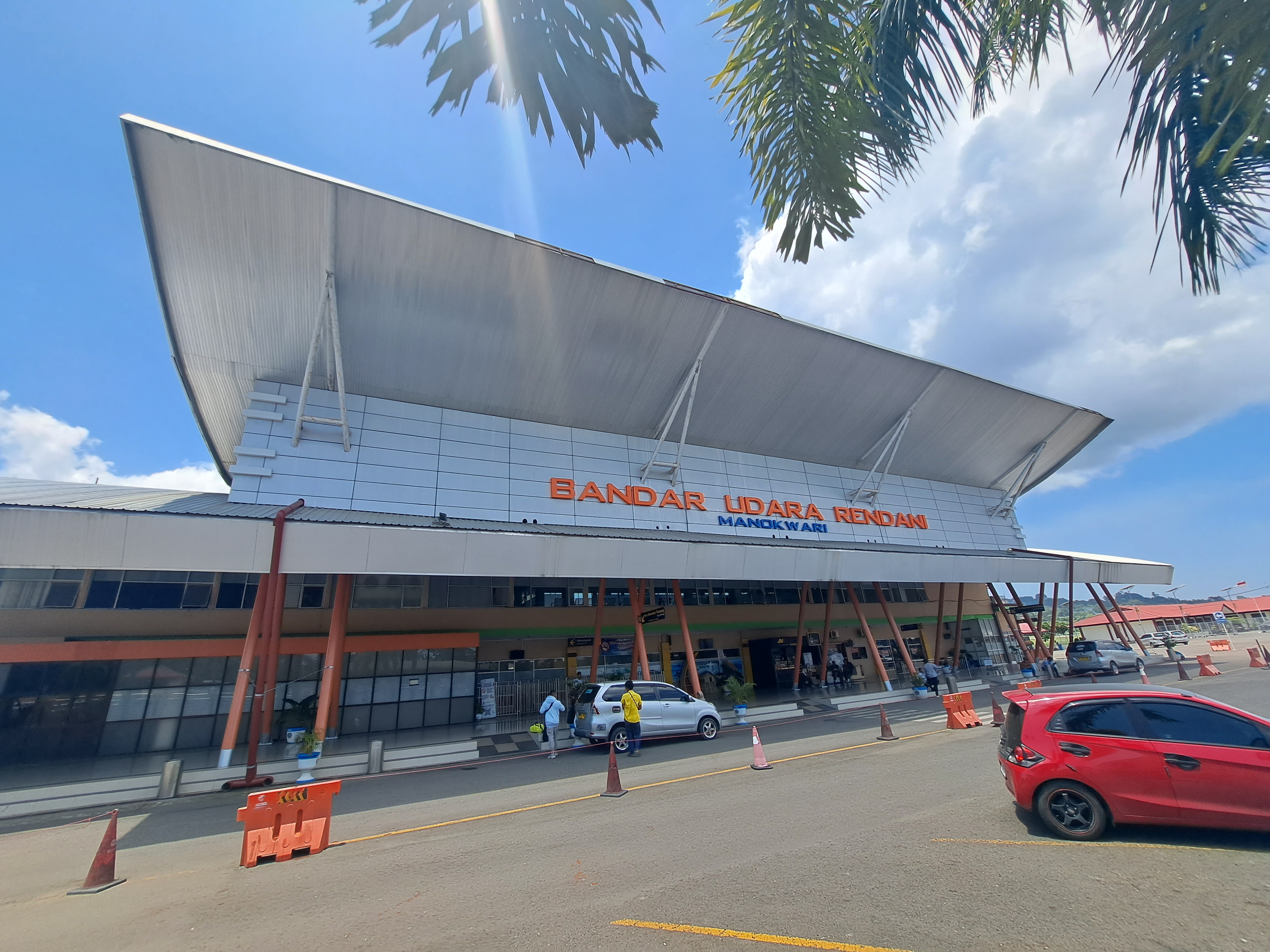 Foto Bandara Gedung Terminal Tampak Depan 