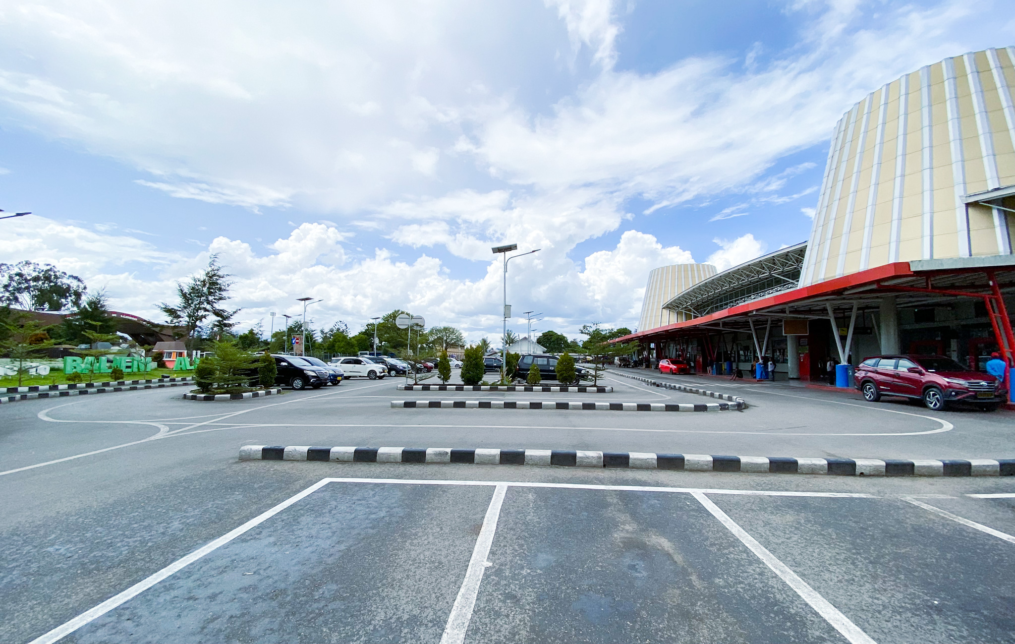 Foto Bandara Pelataran Parkir Terminal Bandar Udara Wamena