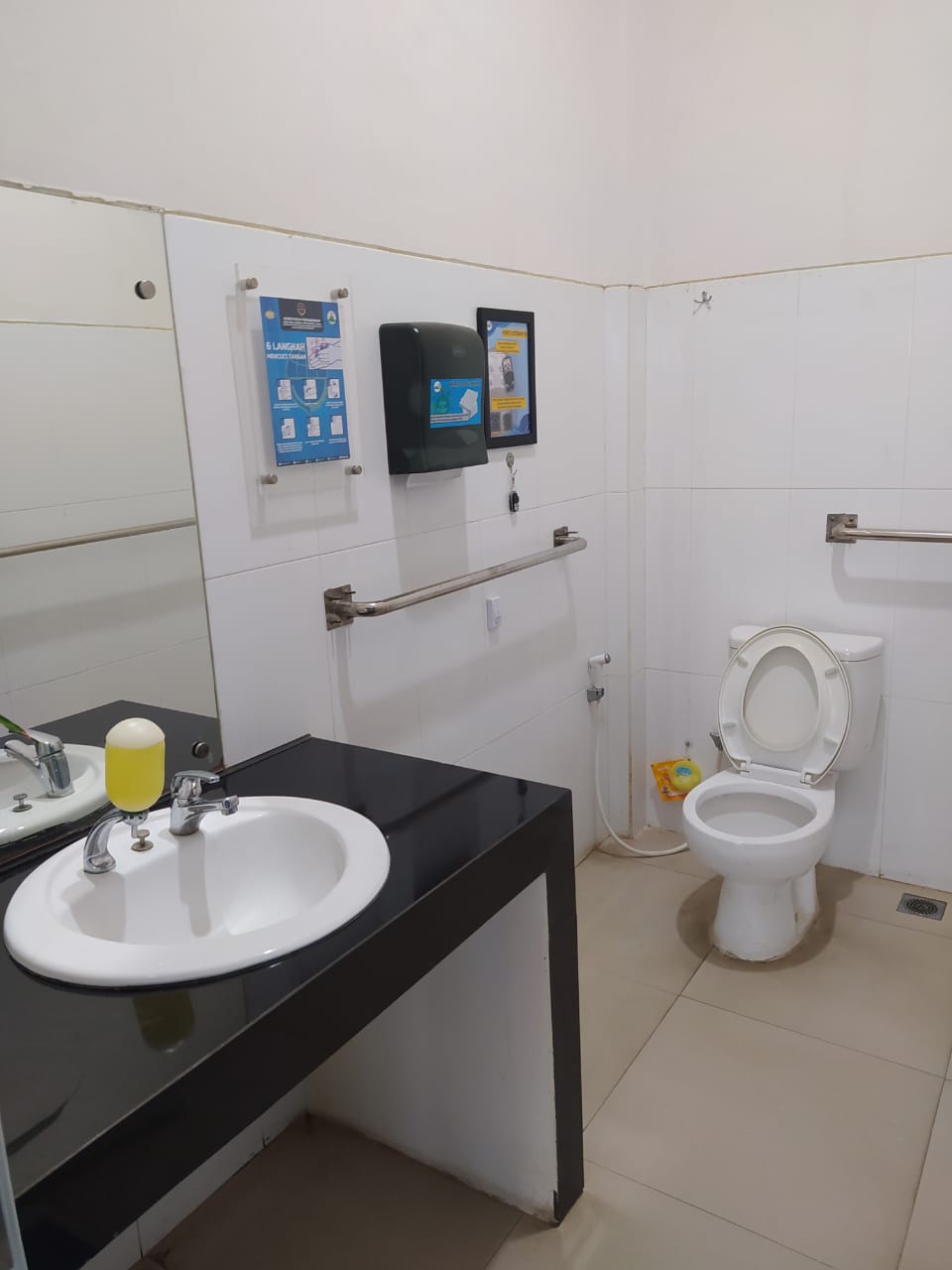 Foto Bandara Toilet Disabilitas Terminal Keberangkatan UPBU Gusti Sjamsir Alam