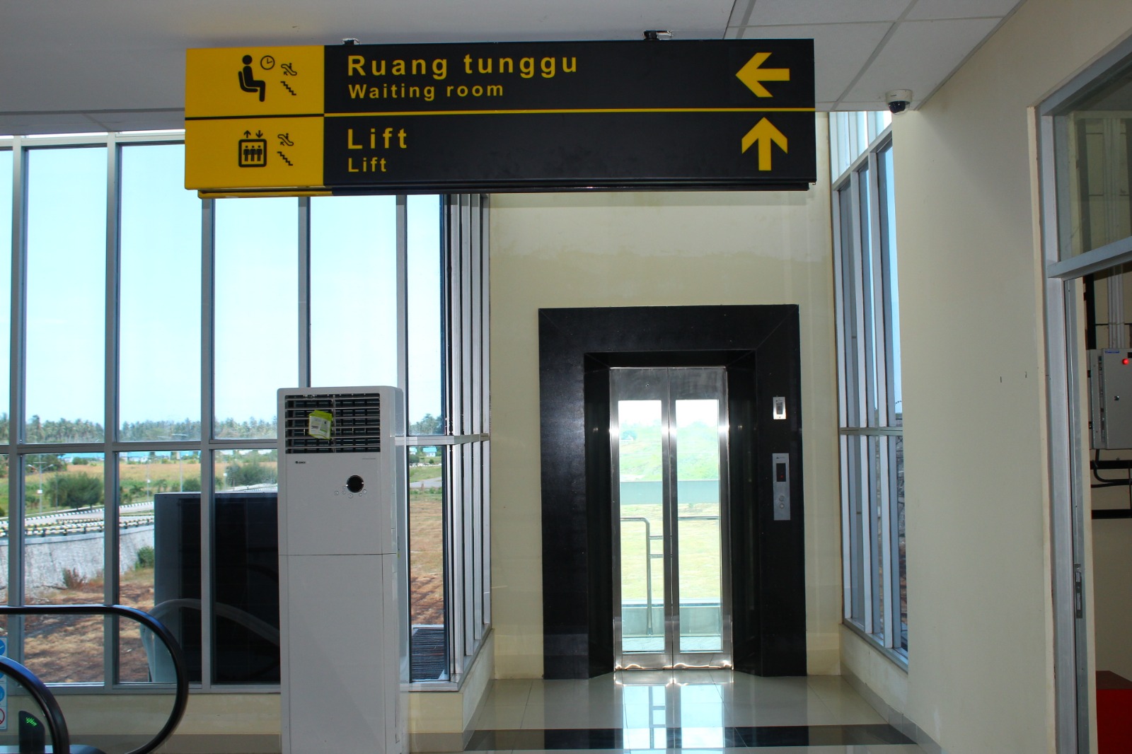 Foto Bandara Fasilitas Lift Pada Terminal Keberangkatan Penumpang