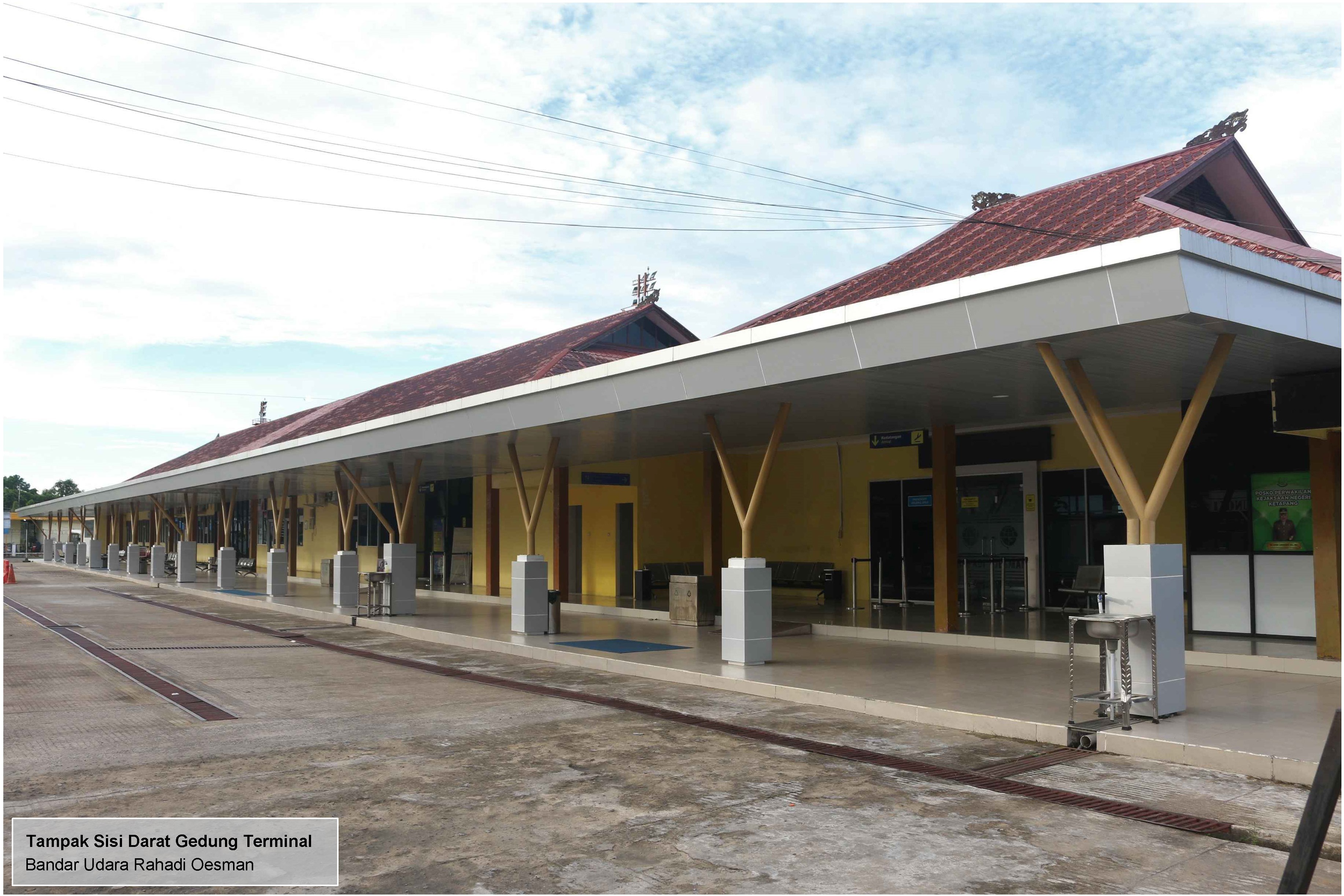 Foto Bandara Tampak sisi darat gedung terminal