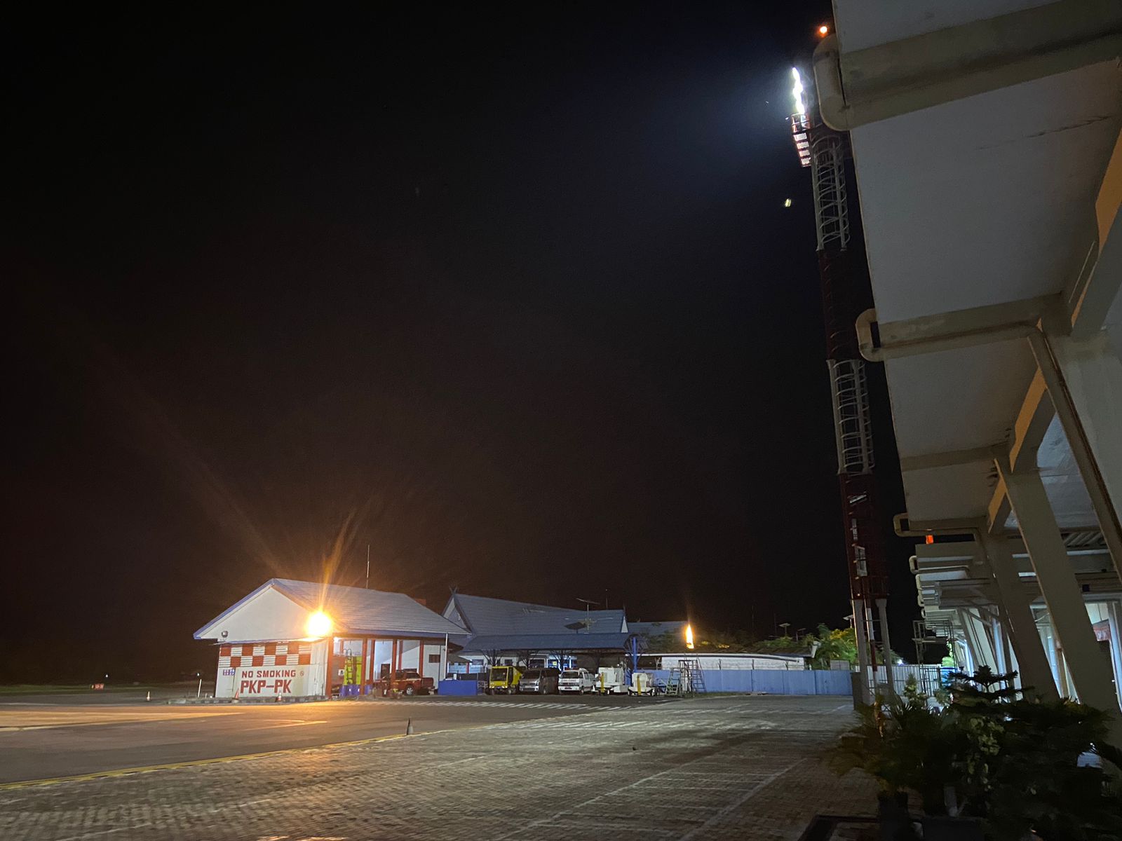 Foto Bandara Apron malam hari latar belakang markas PKP-PK