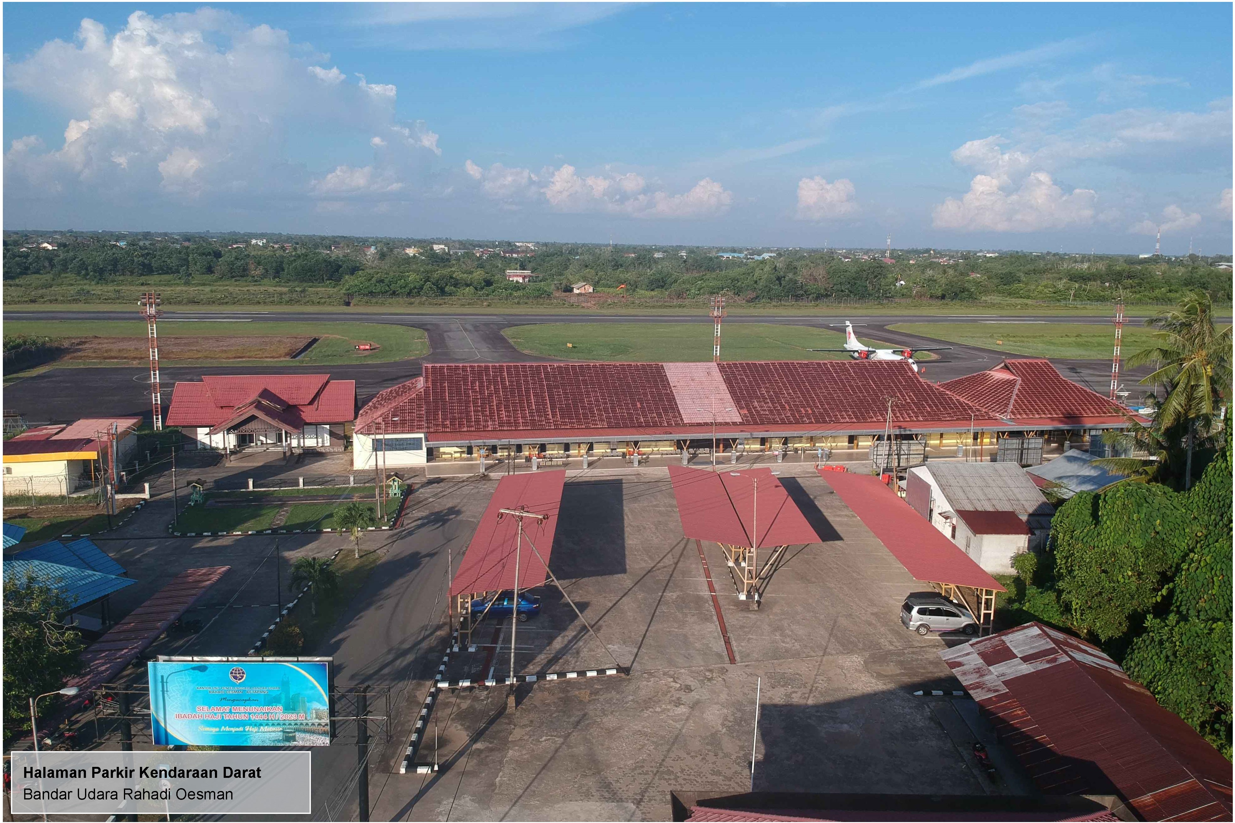 Foto Bandara Halaman parkir kendaraan darat