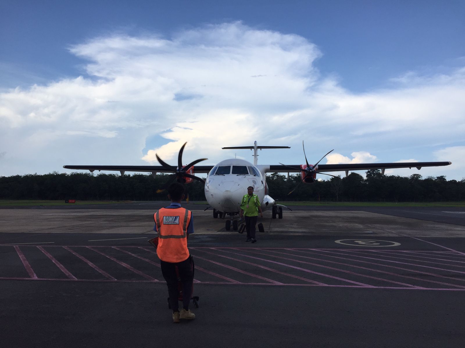 Foto Bandara WINGS AIR ATR 72-500 di apron