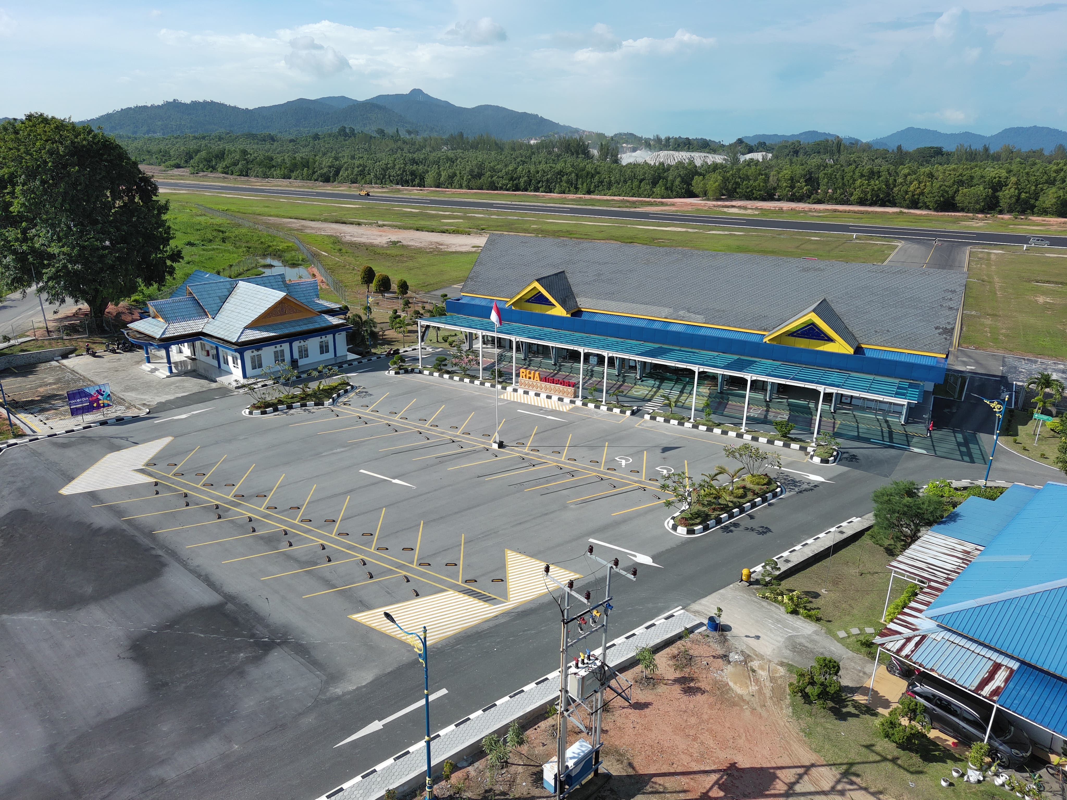 Foto Bandara Gedung Terminal dari Sisi Darat