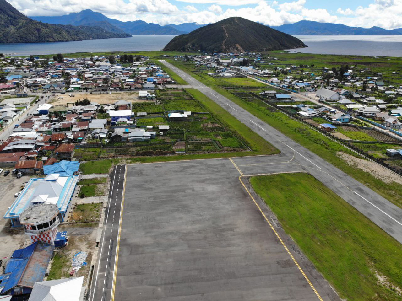 Foto Bandara Foto  Bandara Enarotali dari atas Apron