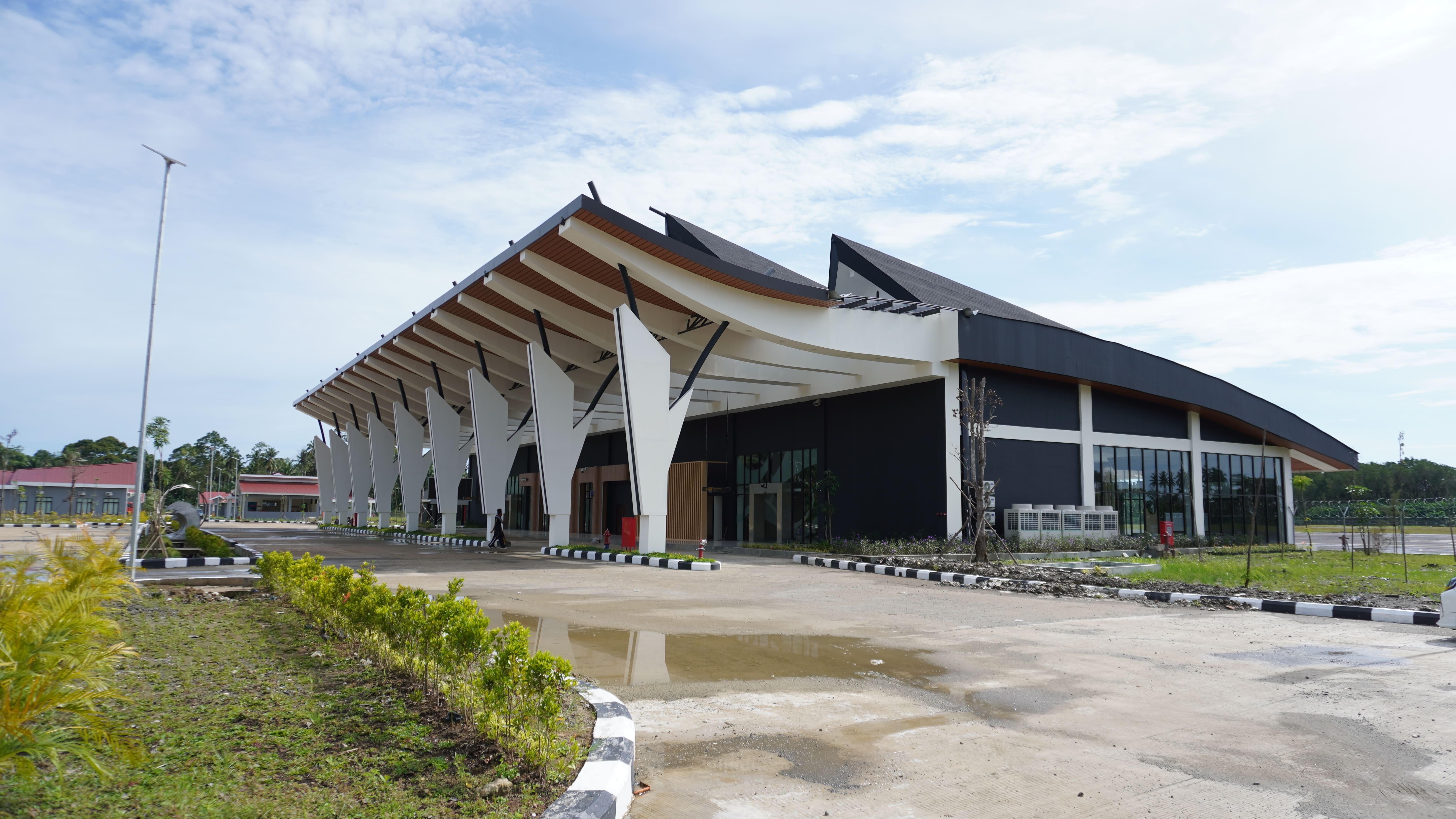 Foto Bandara Tampak Kiri Gedung Terminal